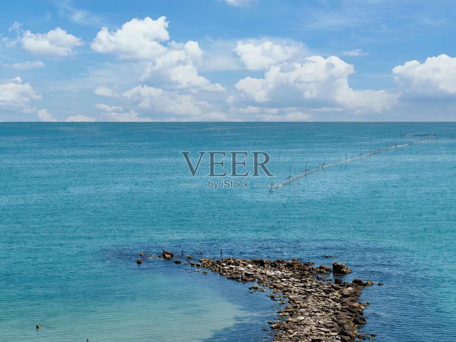 宁静的海景，有岩石、绿松石色的海水和地平线照片摄影图片