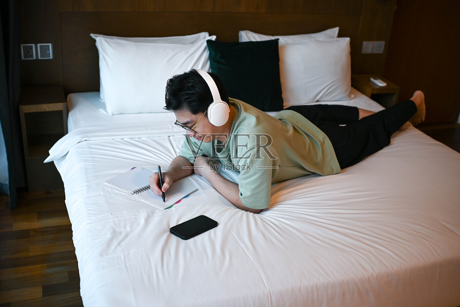 宁静的聆听时光照片摄影图片