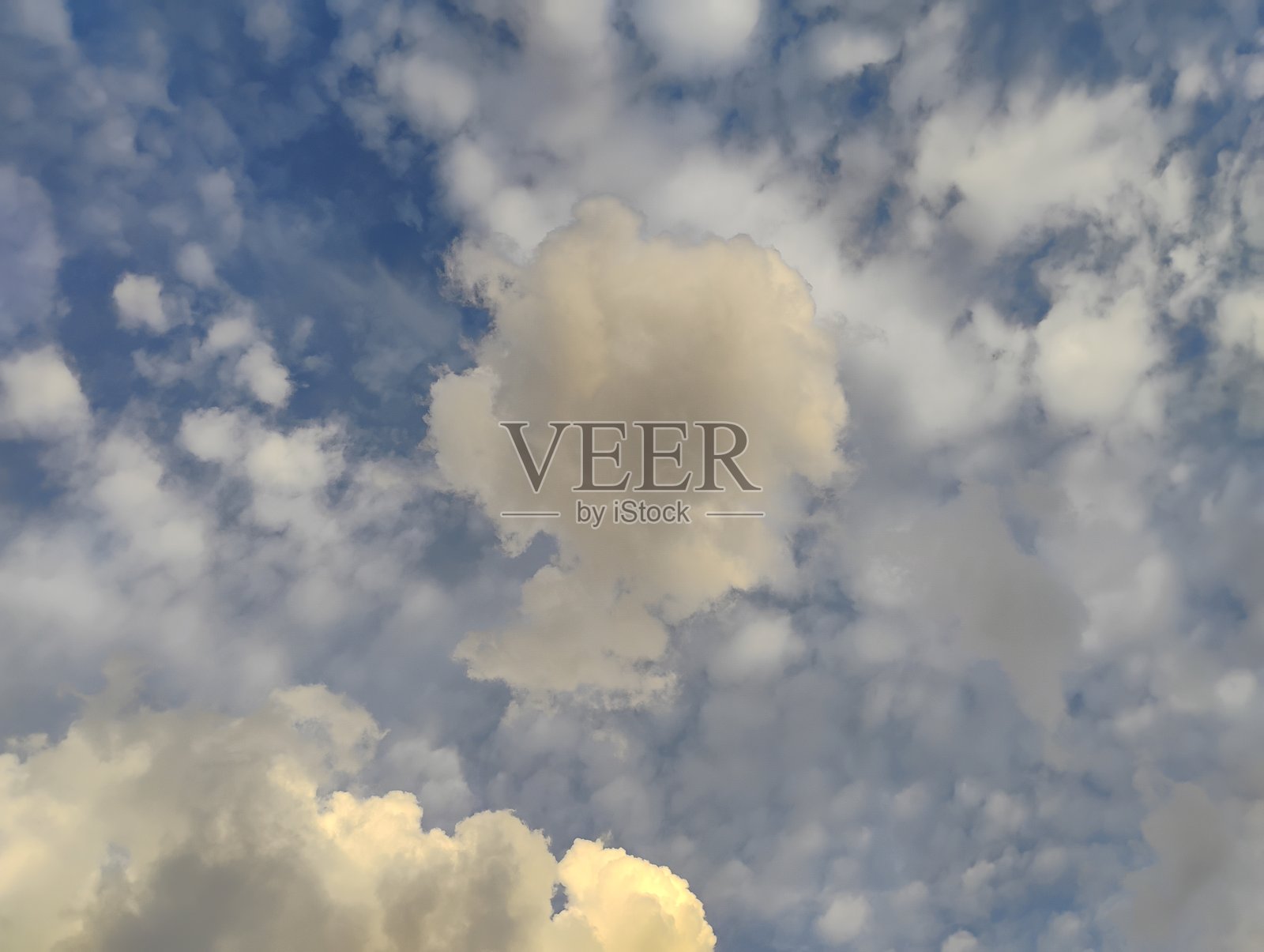 奇幻神秘的黄昏和黎明云彩漂浮在傍晚的天空中照片摄影图片