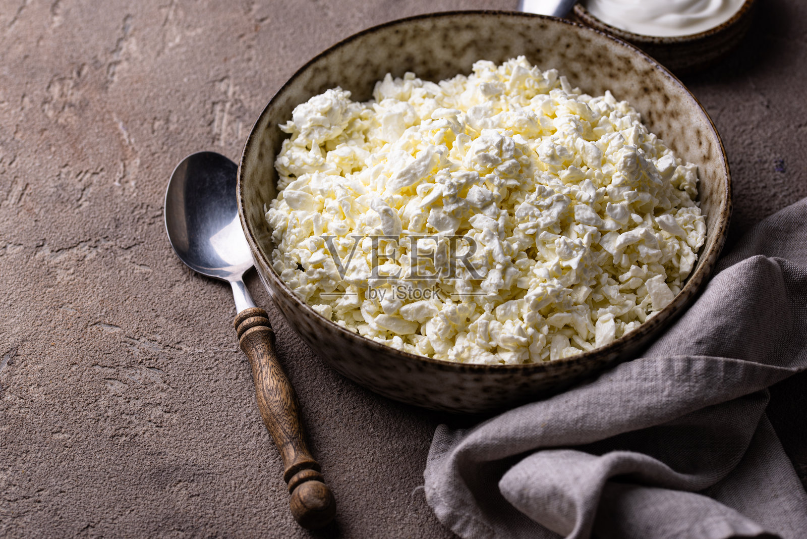 浅色背景上的茅屋奶酪照片摄影图片