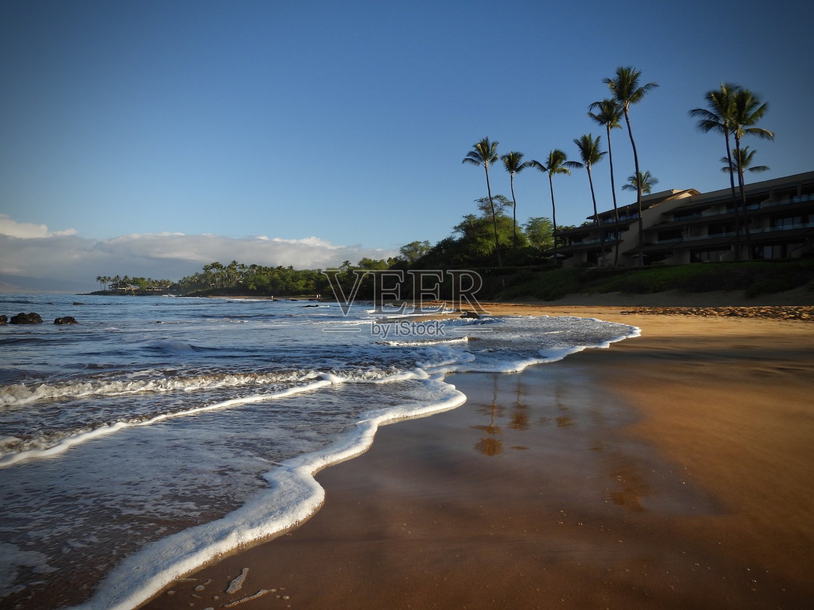 太平洋的海水在茂宜岛的马凯纳冲浪海滩涨落，形成白色的泡沫照片摄影图片