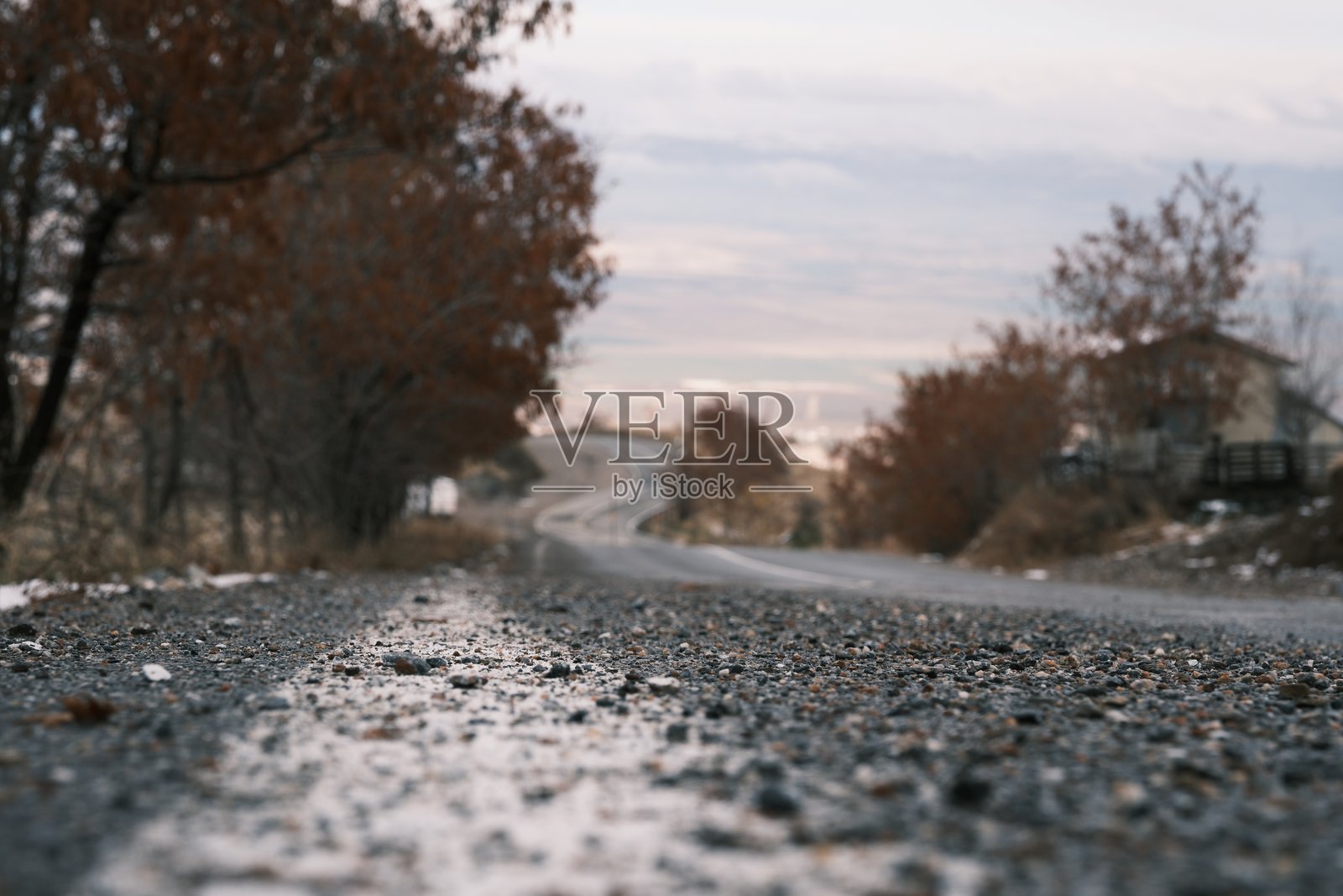 因道路磨损而几乎覆盖了边缘线的砂砾颗粒和道路景象照片摄影图片