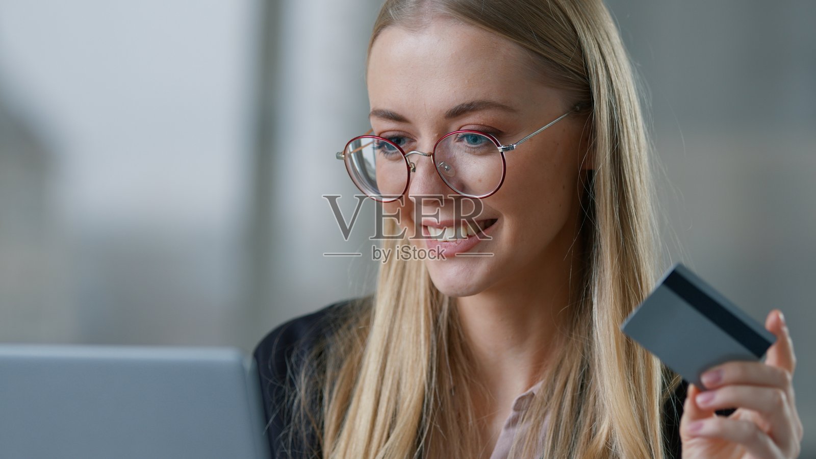 快乐的高加索女商人在笔记本电脑上使用信用卡进行网上购物，电子商务，网上商店，互联网订单，女商人，女性，女孩，客户，使用电脑进行网上银行，网络技术，购买，黑色星期五照片摄影图片