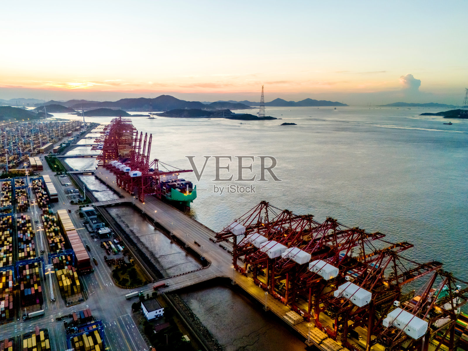 金色日落下的广阔集装箱港口码头照片摄影图片