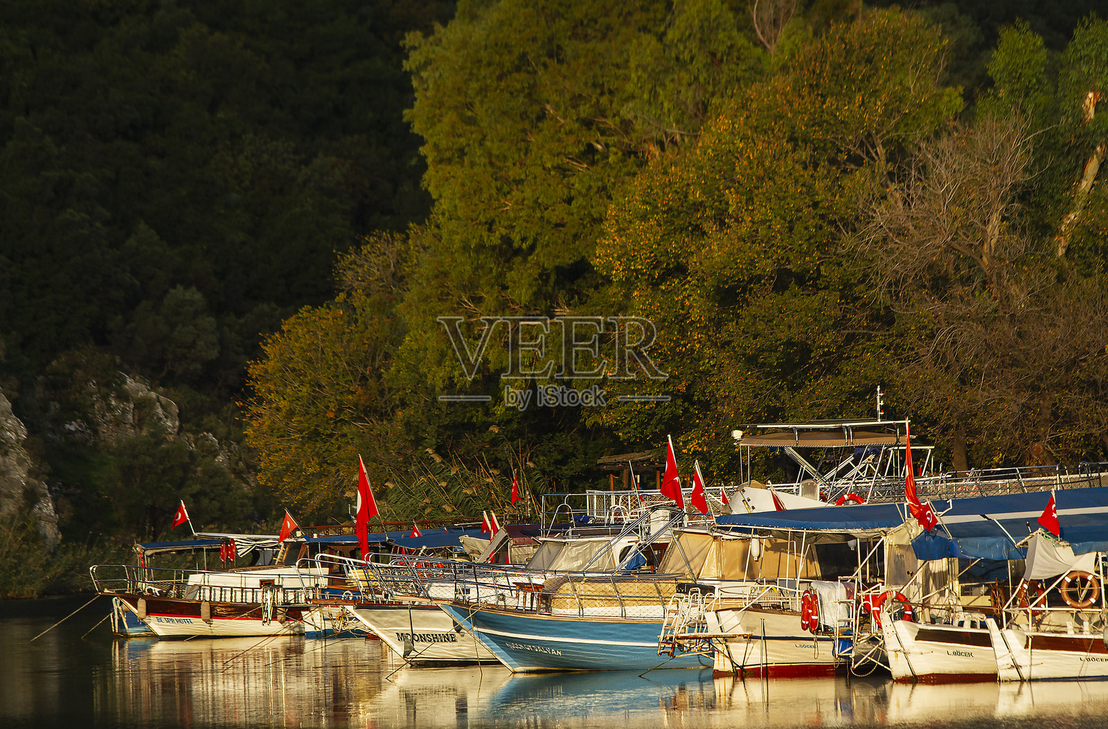 河上的隐藏船只照片摄影图片