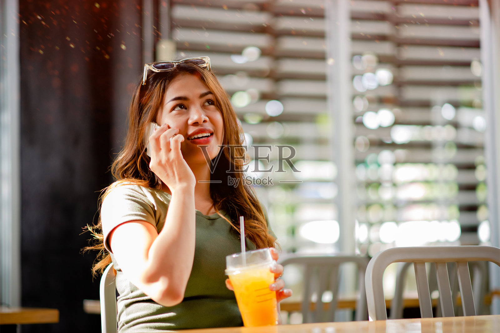 通过智能手机进行的呼叫和在线交流、社交媒体和网络、在线购物和银行服务。照片摄影图片