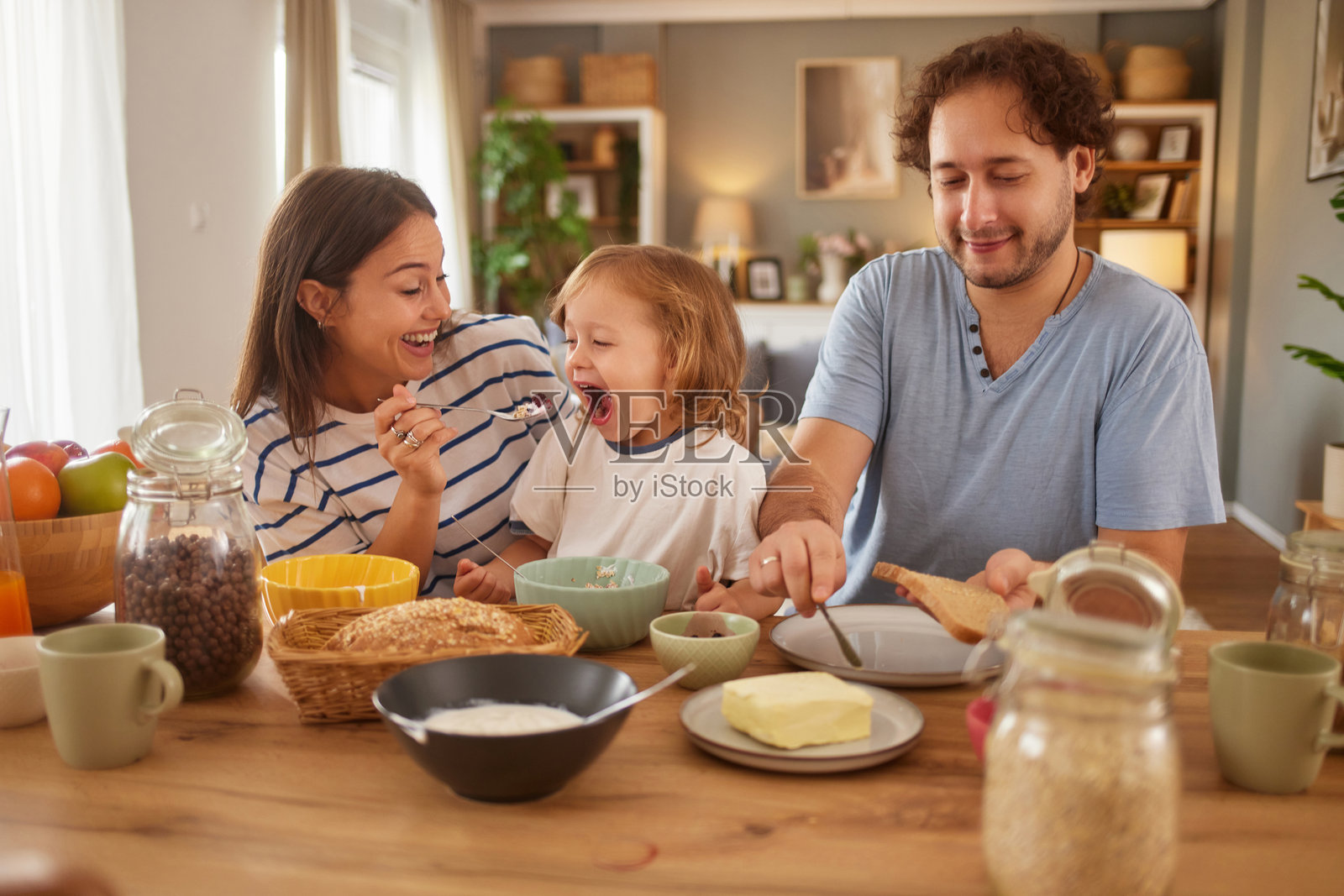 一家人在家里的厨房餐桌旁享用早餐照片摄影图片