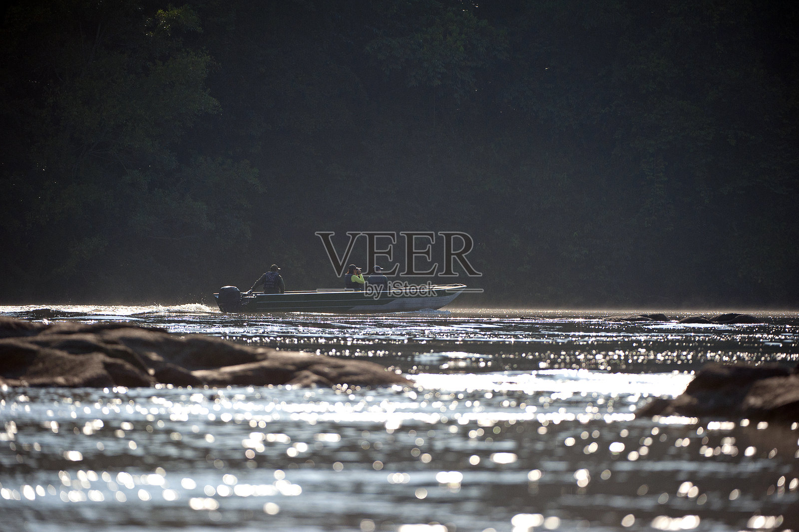 游船在波光粼粼的河面上航行，克里斯塔利诺河，克里斯塔利诺雨林保护区，亚马逊盆地，巴西照片摄影图片