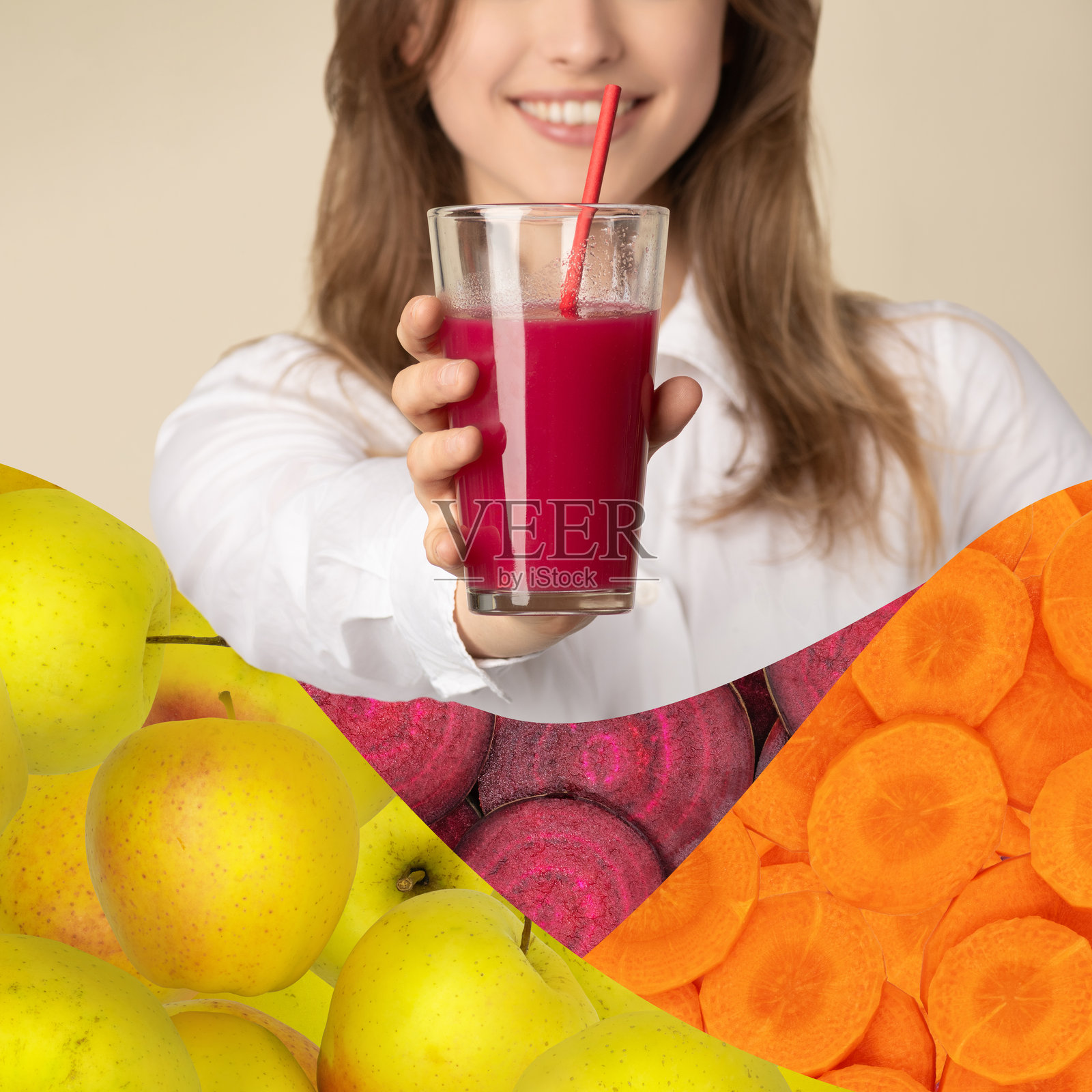 一位美丽的女子正用吸管饮用红色果汁照片摄影图片