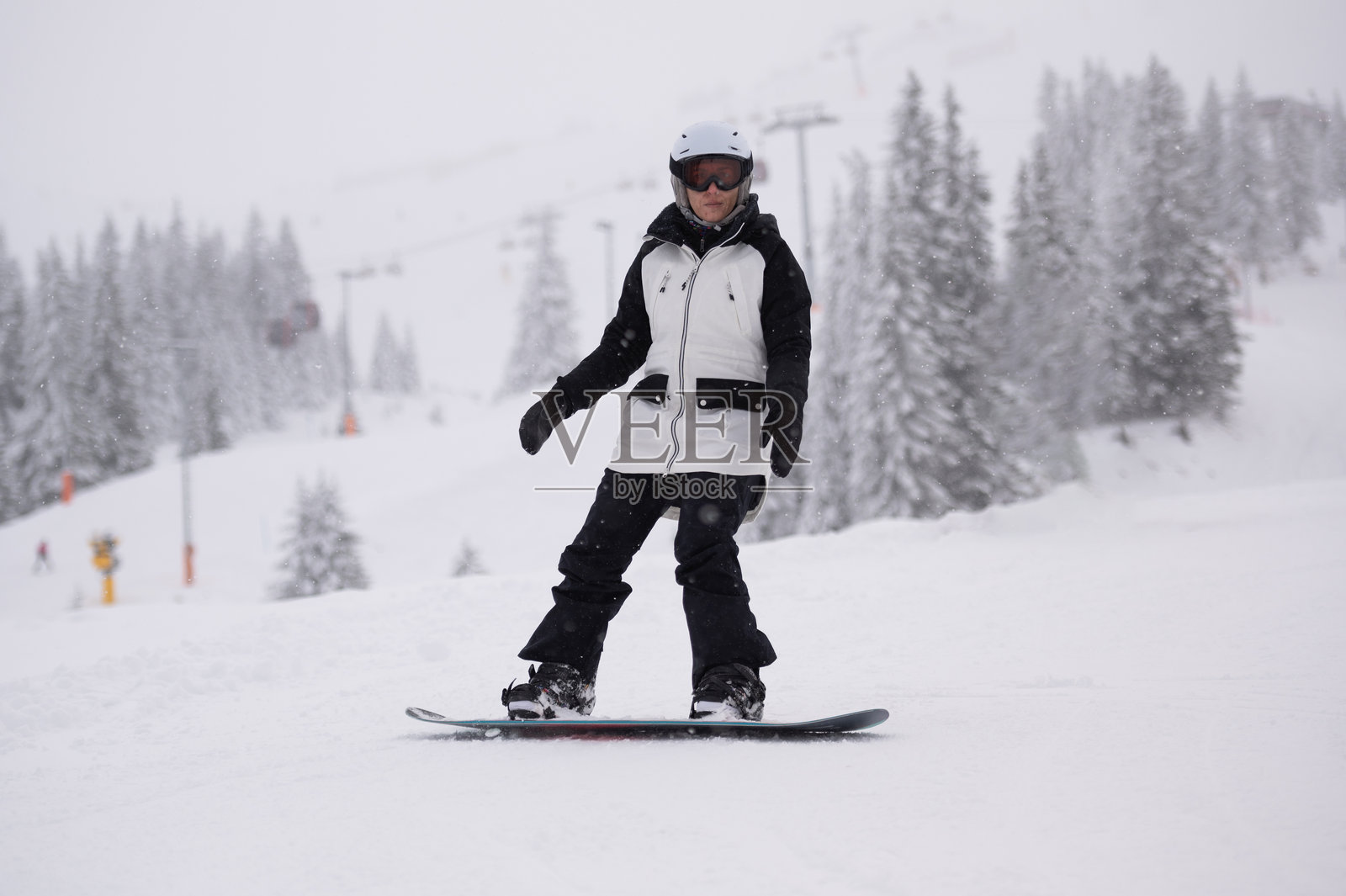 一名女子正在雪山斜坡上滑雪照片摄影图片