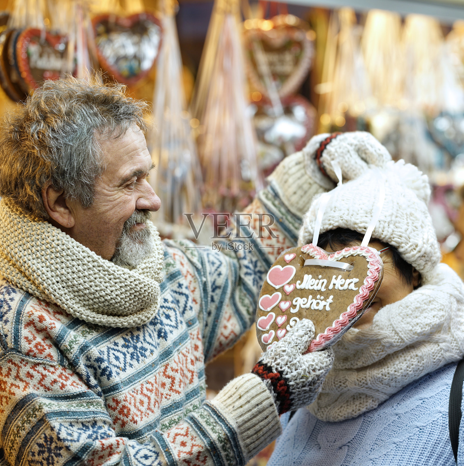 冬季假期与人物概念 - 傍晚时分，一对快乐的老年夫妇在圣诞集市约会照片摄影图片