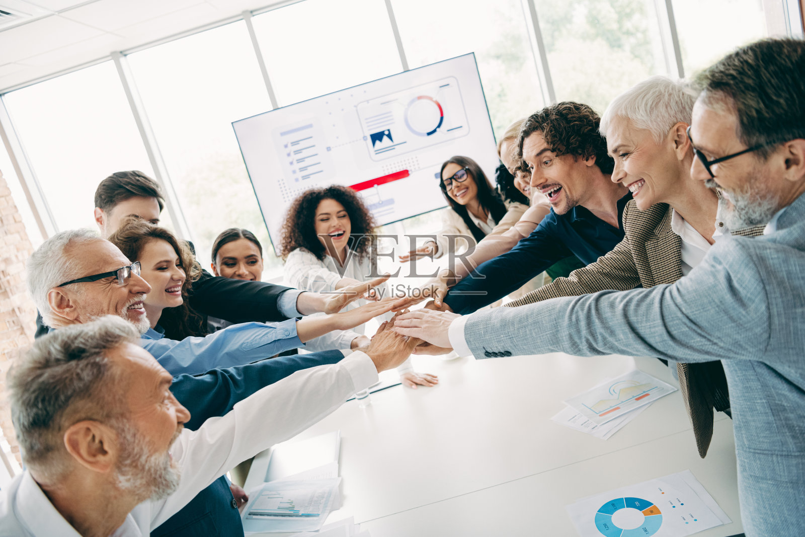 多元化的商业团队在现代办公室环境中协作，展现团队合作和创新精神照片摄影图片