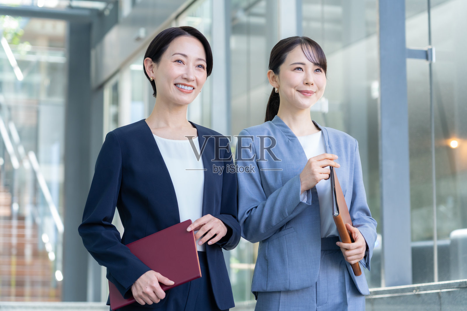 女商人正在办公室工作照片摄影图片