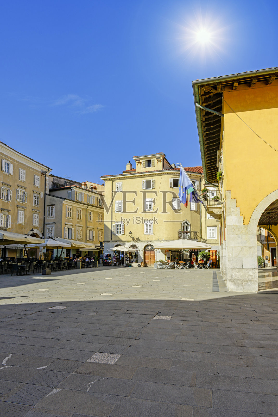 2025年9月20日,意大利穆贾,欧洲:穆贾镇广场的每周市集。该镇的建筑带有威尼斯和奥地利的历史印记。照片摄影图片