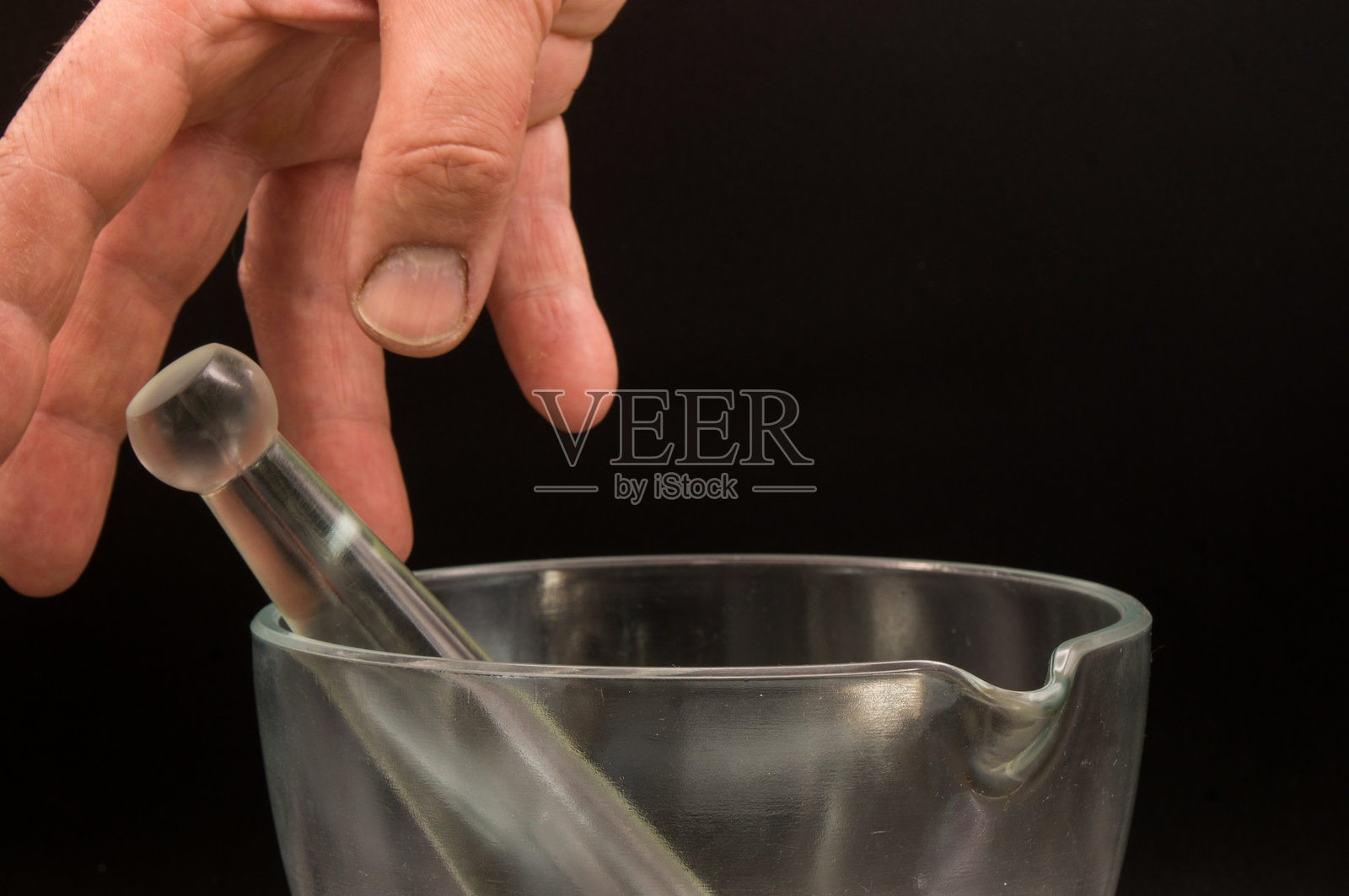 手伸向研钵中的杵照片摄影图片