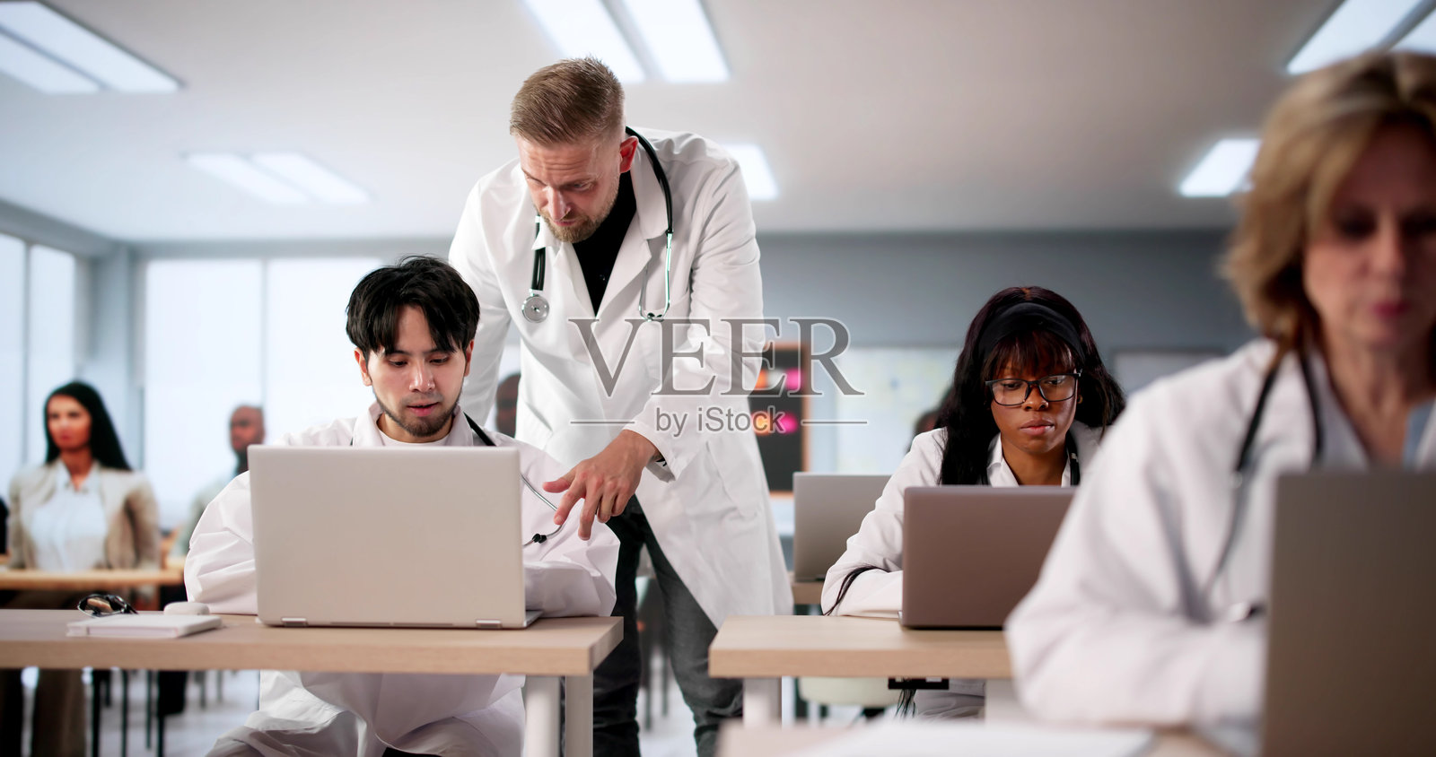 医学生在老师的指导下学习医疗保健知识照片摄影图片