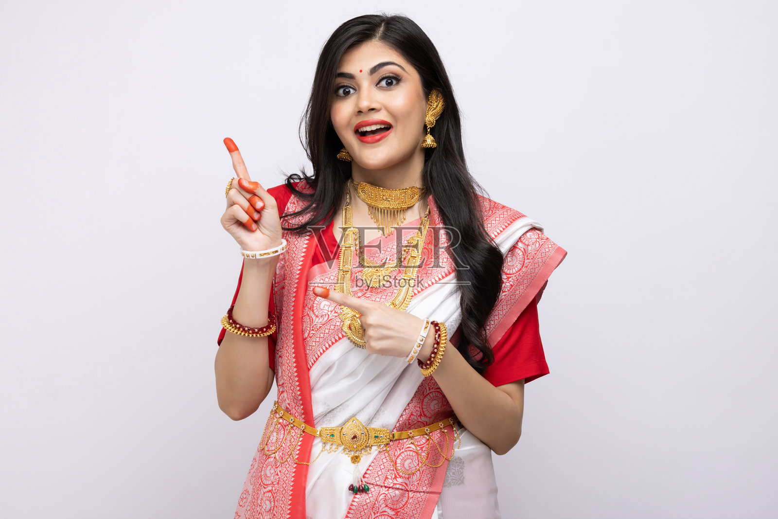 身穿传统服饰的漂亮孟加拉族年轻女孩，白色背景下的照片素材照片摄影图片