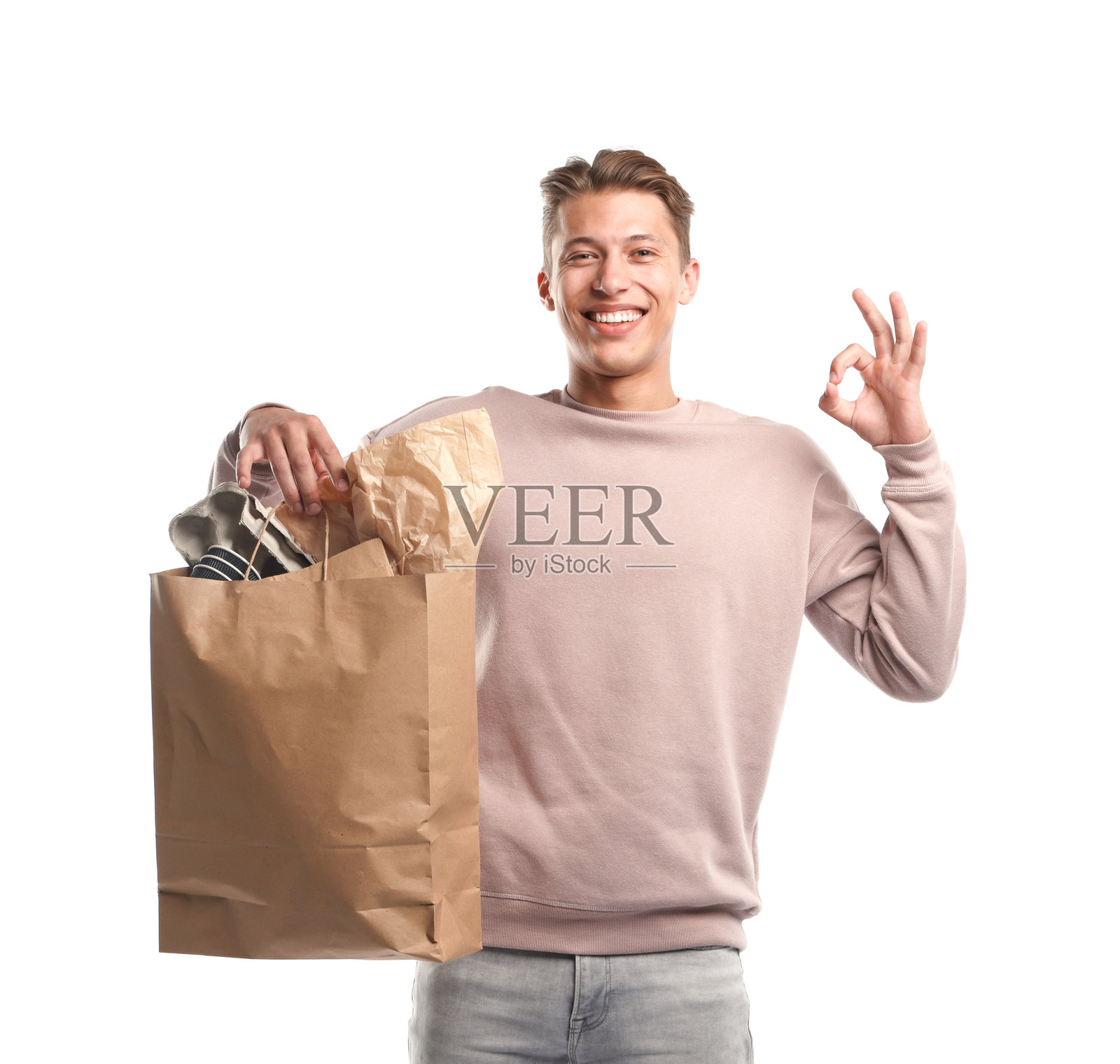 回收。白底上，一位面带微笑的男子手拿装满各种废纸的袋子，竖起大拇指表示赞许。照片摄影图片