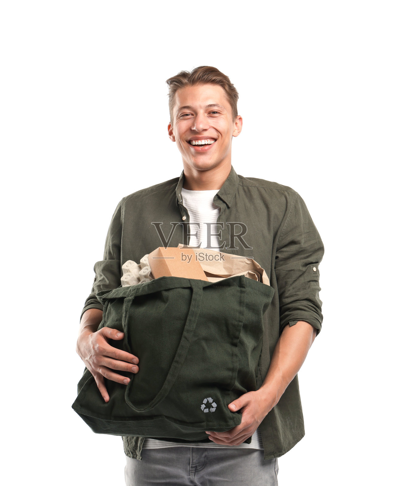回收。一位面带微笑的男士，手中提着装满各种废纸的袋子，背景为白色。照片摄影图片