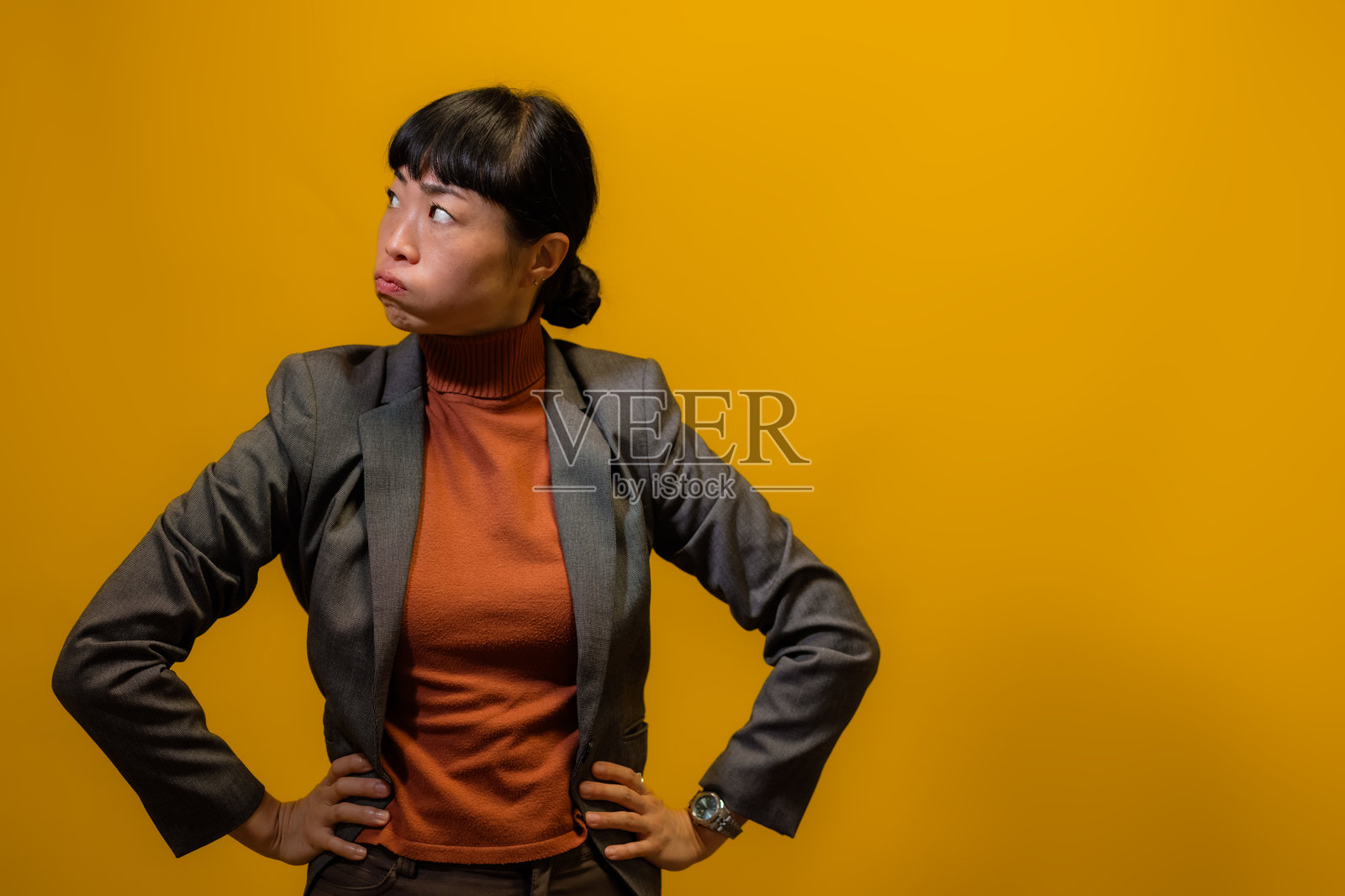 一名女子焦急地表现出困惑和压力照片摄影图片