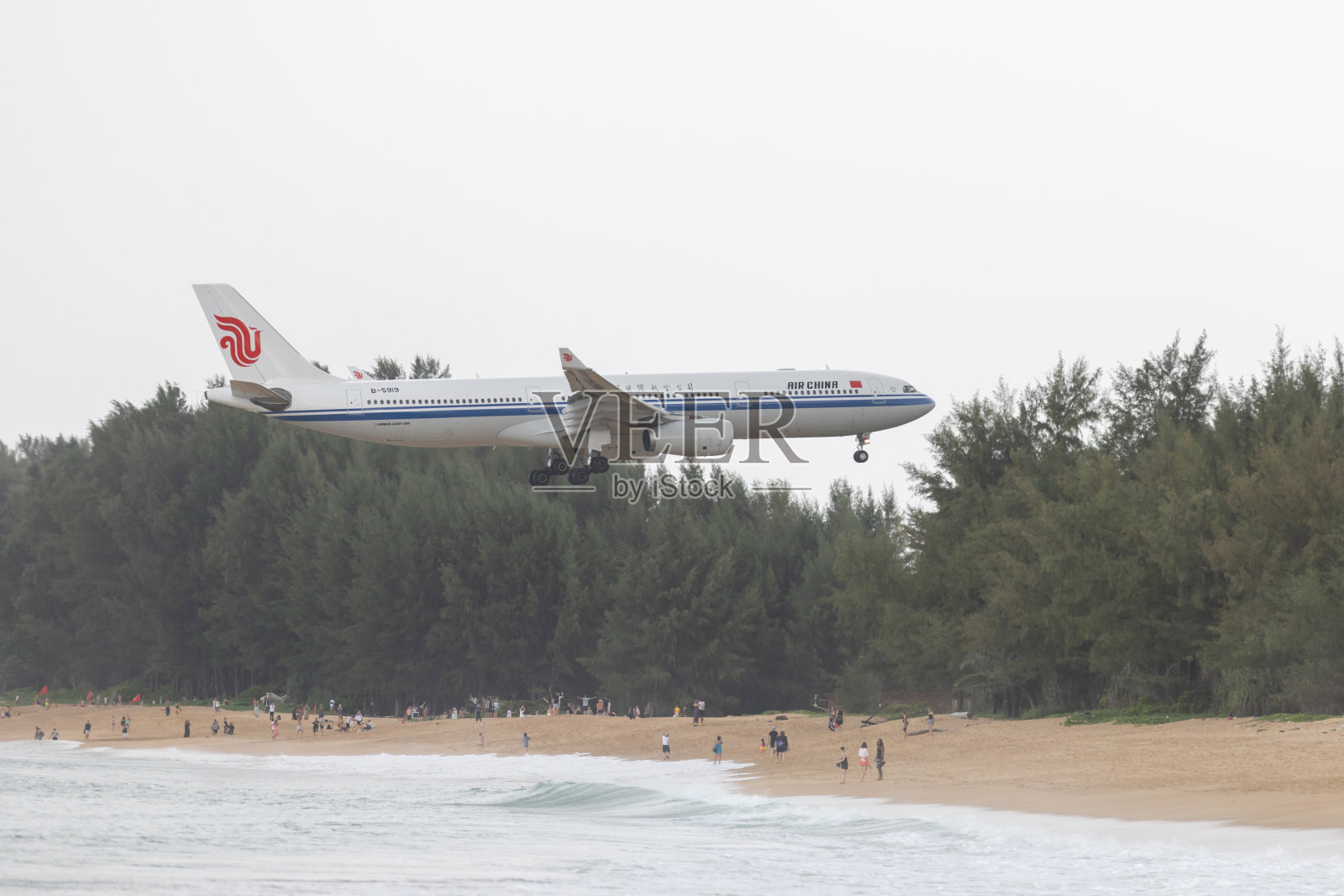 一架中国国际航空的飞机准备在迈考海滩的普吉国际机场降落。照片摄影图片