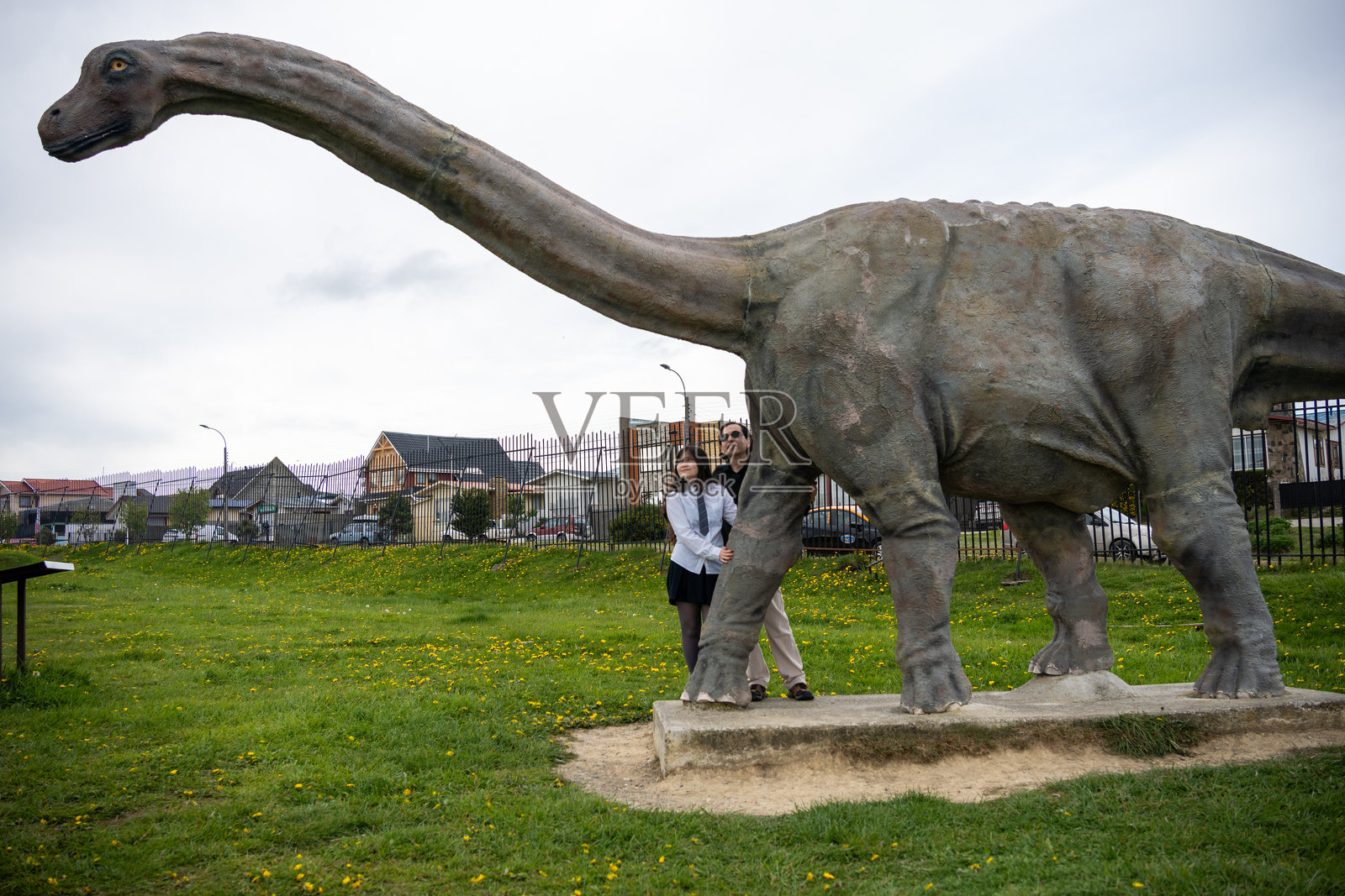 父亲和女儿在古生物公园与布朗托龙模型合影照片摄影图片