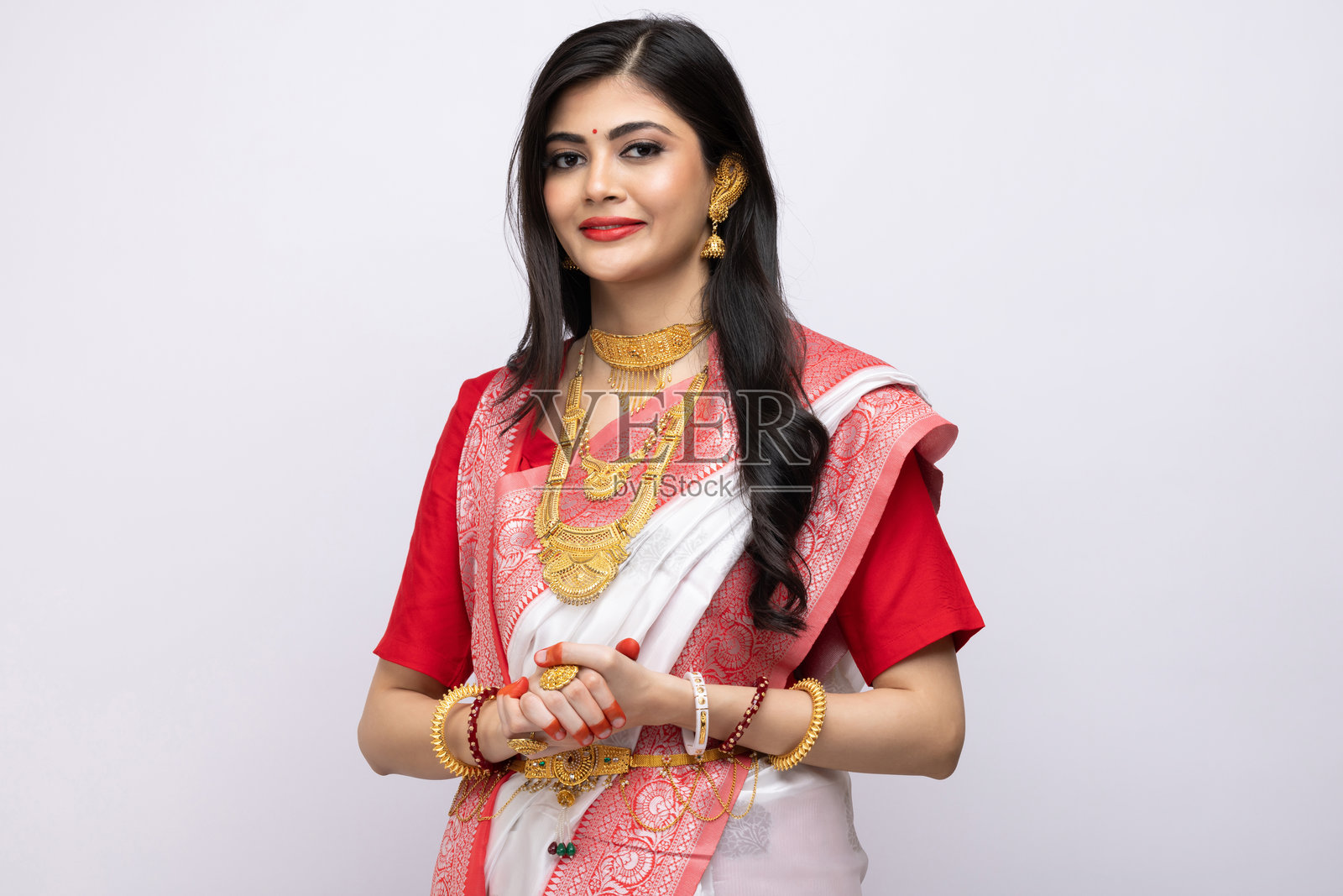 身穿传统服装的美丽孟加拉族年轻女孩，白色背景隔离图照片摄影图片