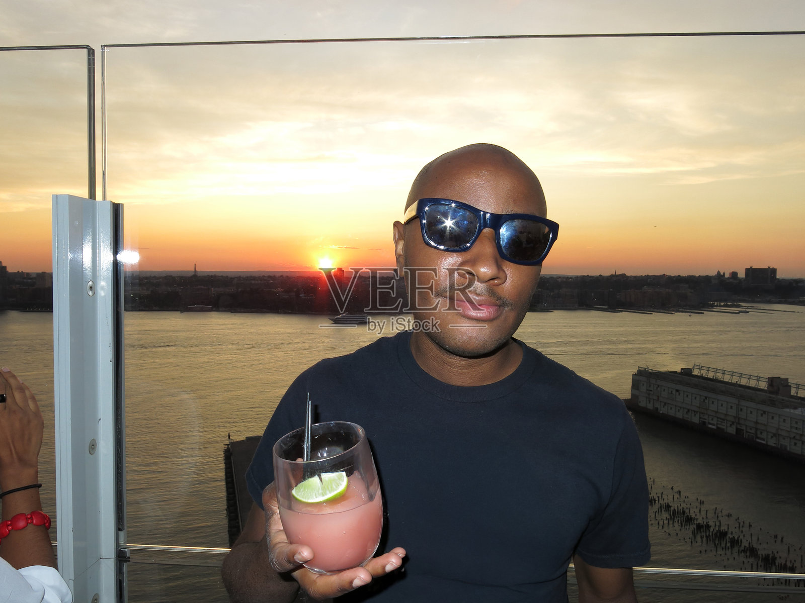 英俊男子在屋顶饮酒照片摄影图片