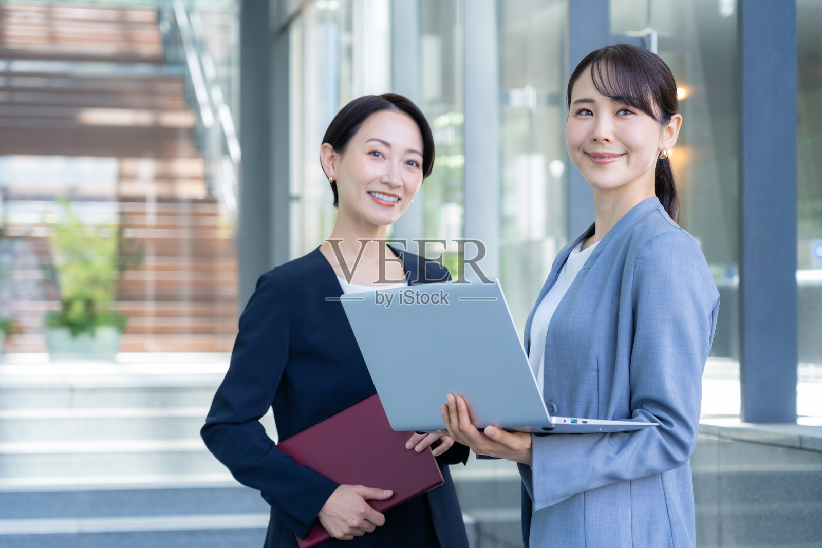 女商人在办公室工作照片摄影图片