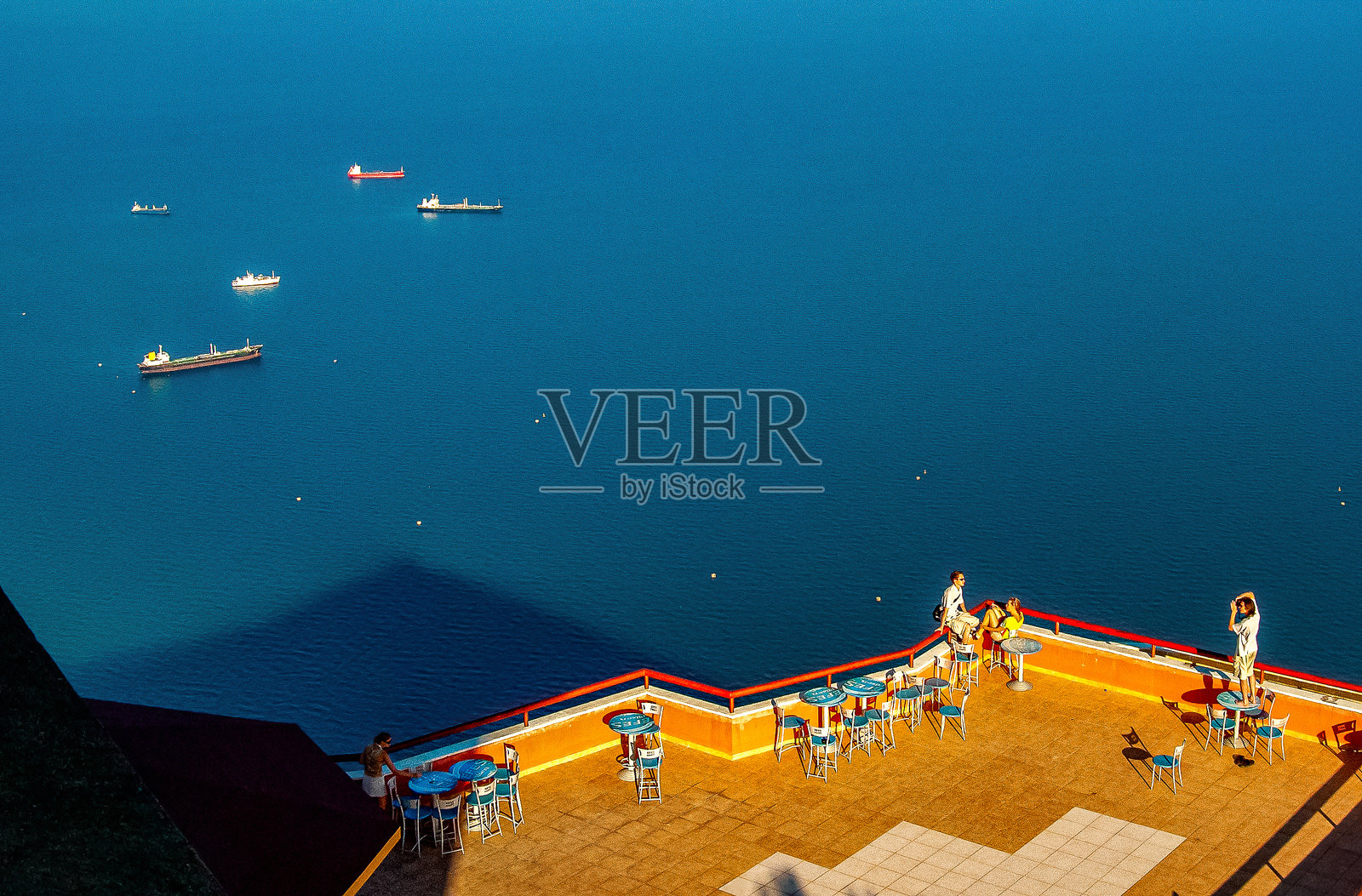 游客从图内克特佩眺望安塔利亚海岸照片摄影图片