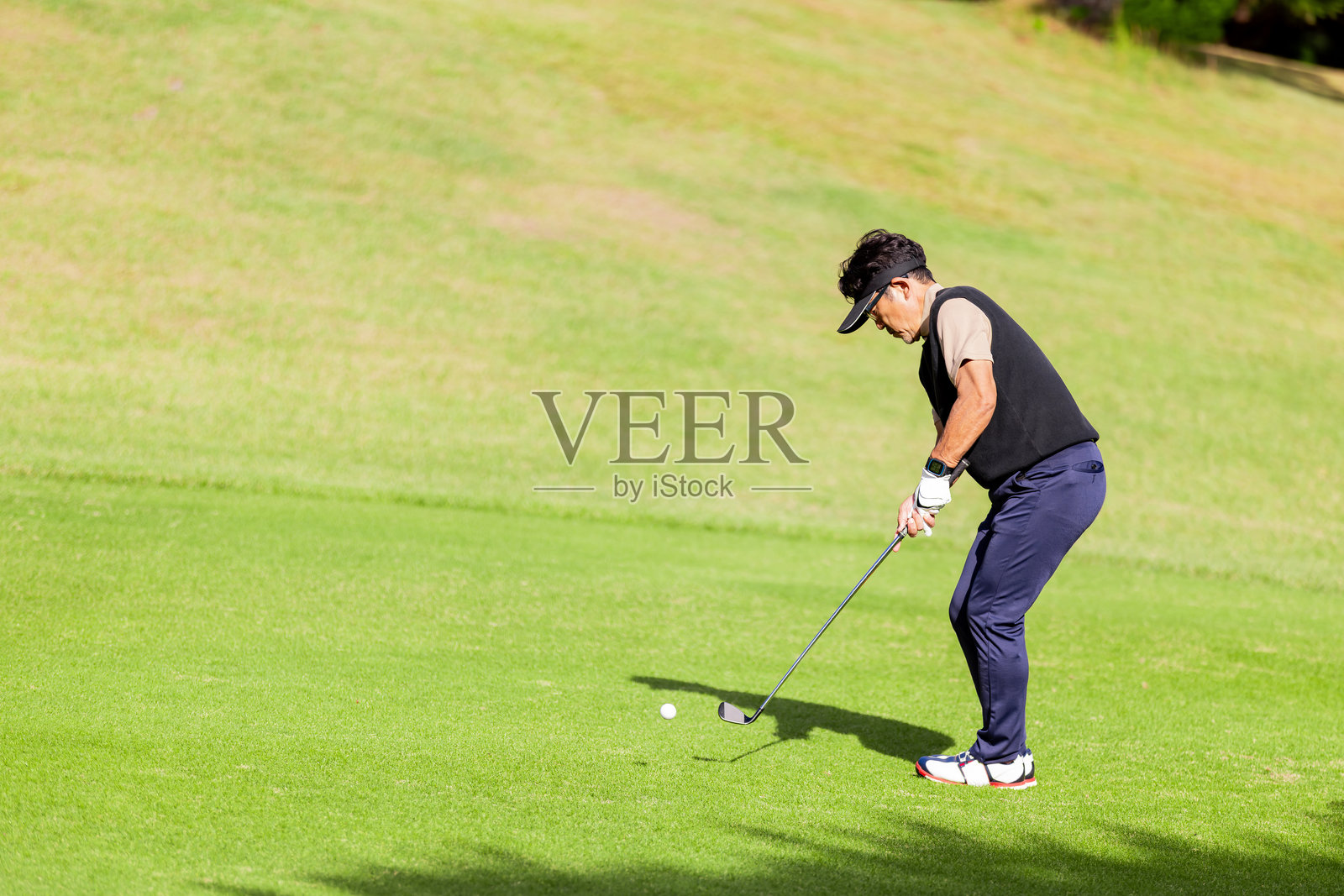 一位中年日本男士正在享受高尔夫照片摄影图片
