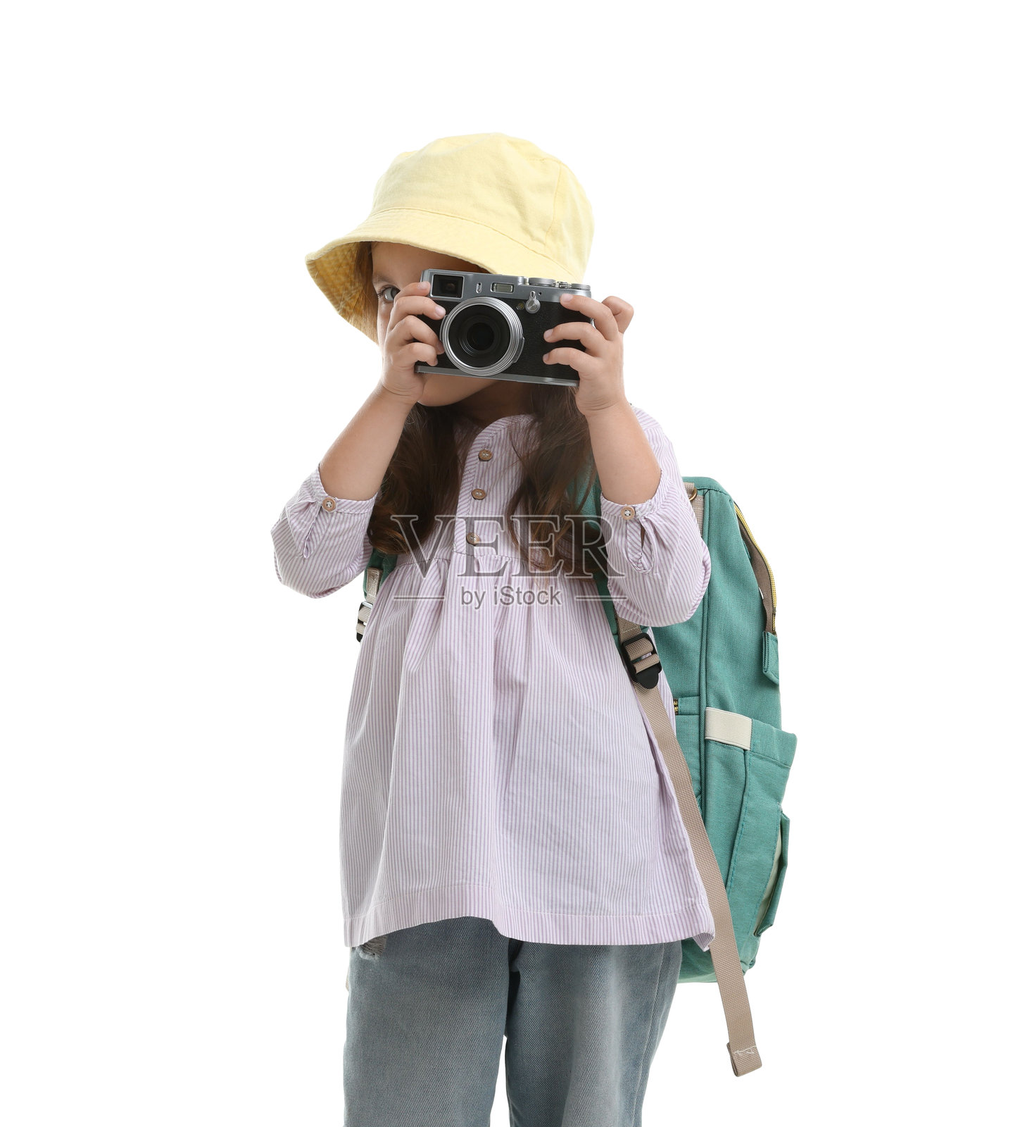 职业选择。小女孩拿着相机假装是摄影师，背景为白色照片摄影图片