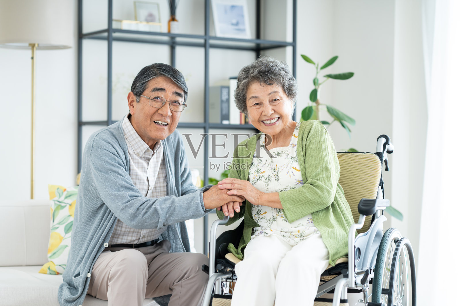 坐轮椅的年长夫妇提供居家护理照片摄影图片