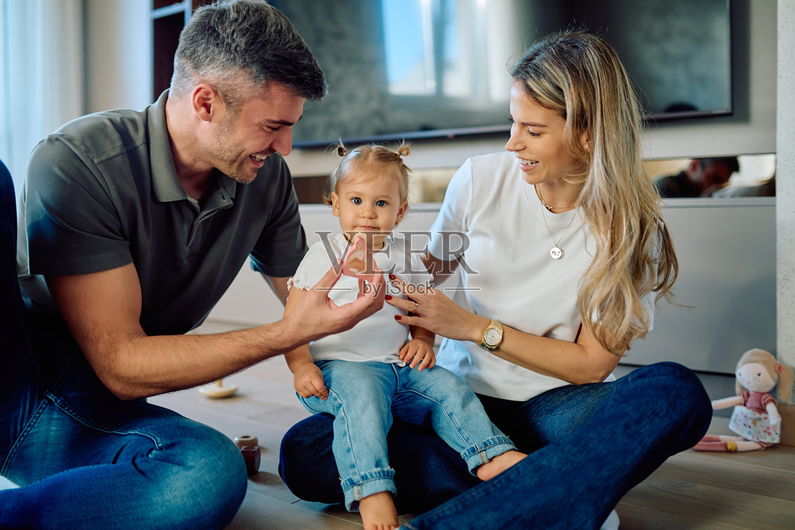快乐的家庭在家中与婴儿玩耍照片摄影图片