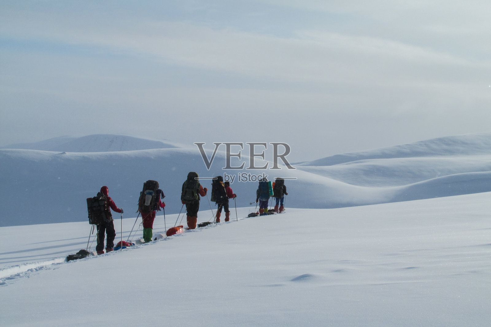冬季在瑞典北极圈以外滑雪探险的滑雪者团体照片摄影图片