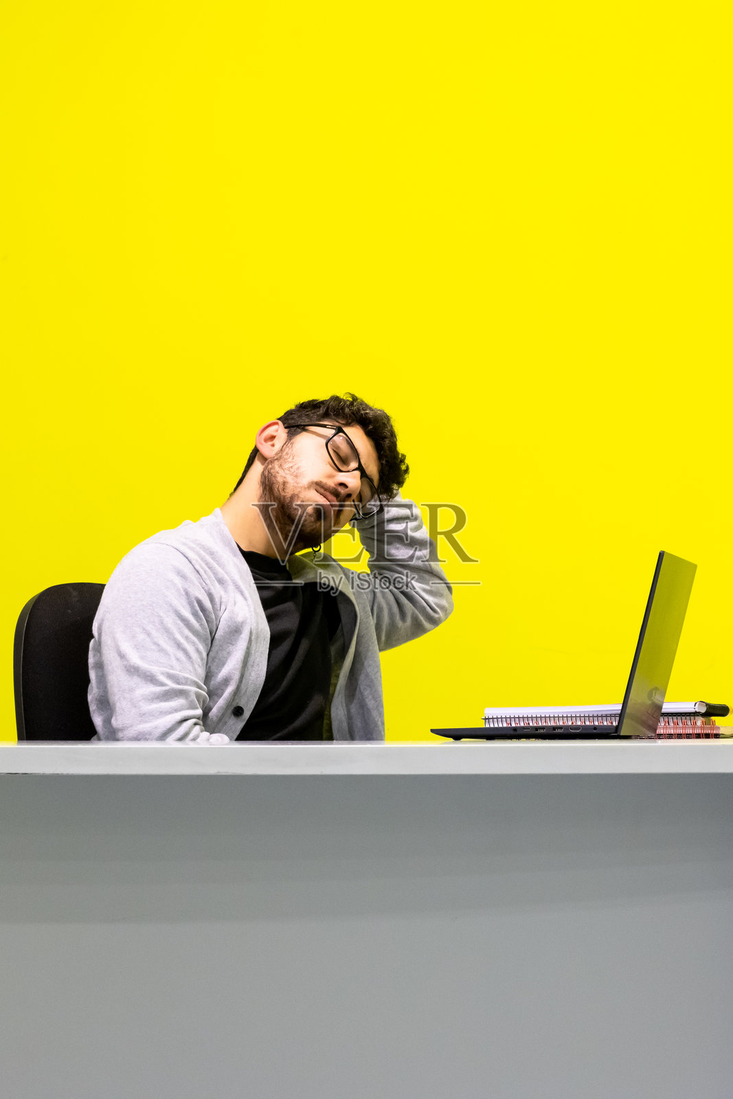 疲惫的年轻人在家办公，趴在桌上睡着了照片摄影图片