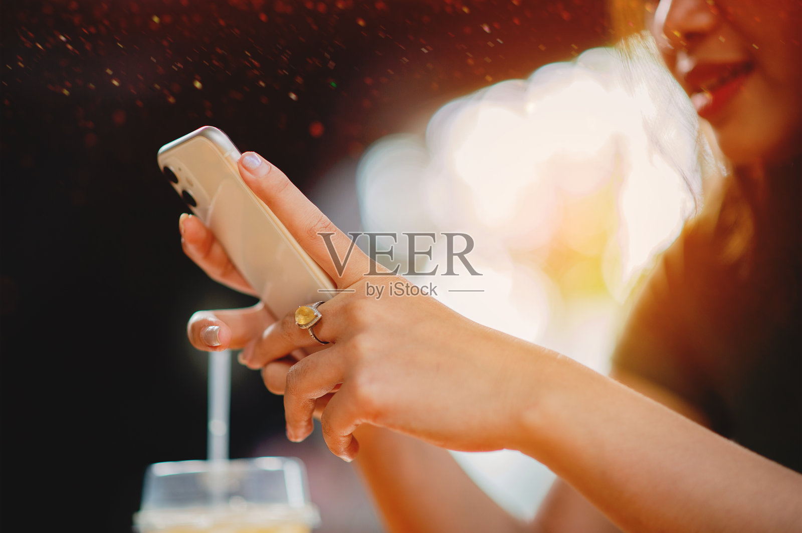 通过智能手机进行在线交流，社交媒体和网络，在线购物和银行交易。照片摄影图片