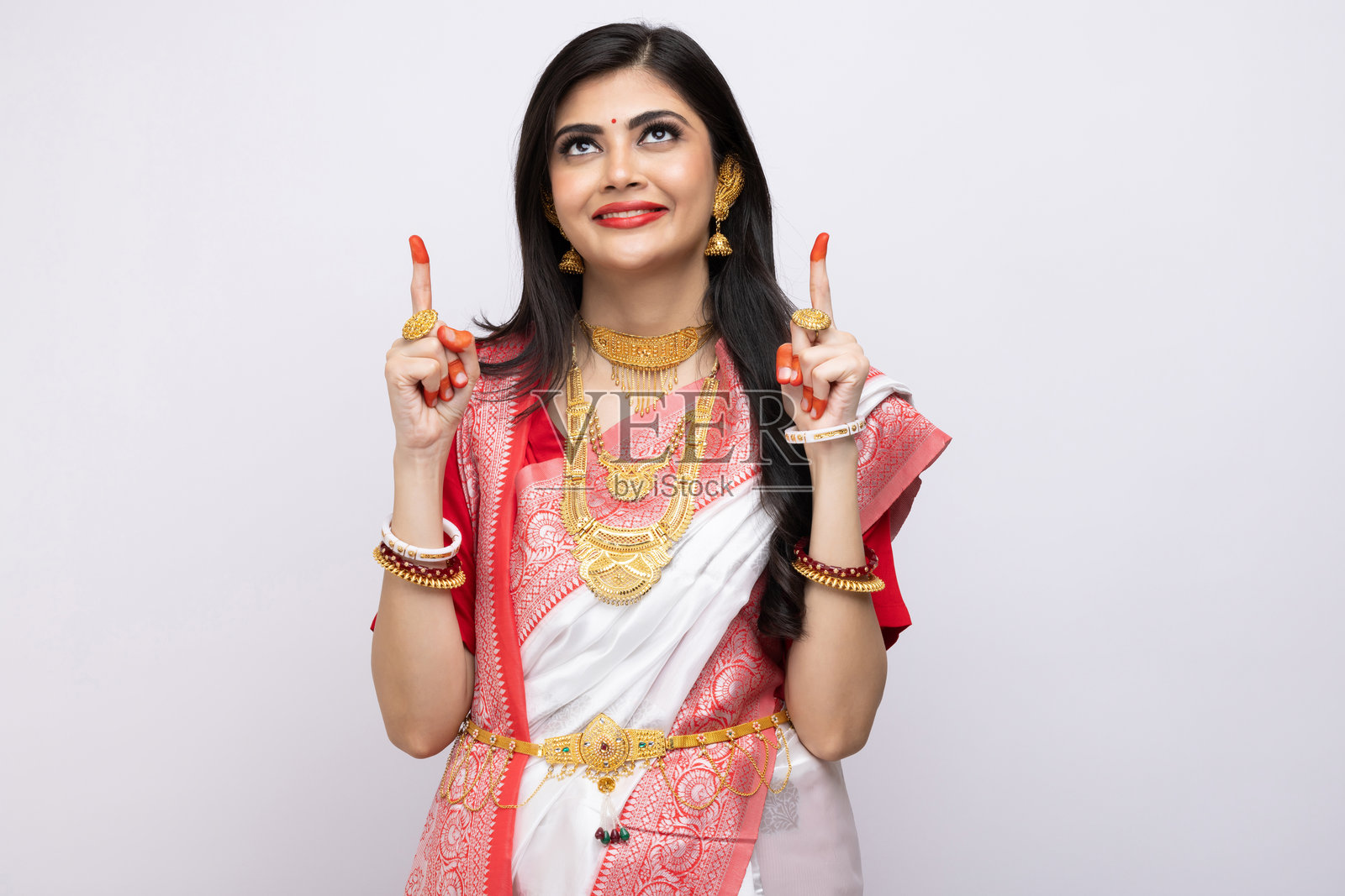 穿着传统服装的美丽孟加拉年轻女孩照片，白色背景孤立，素材照片照片摄影图片