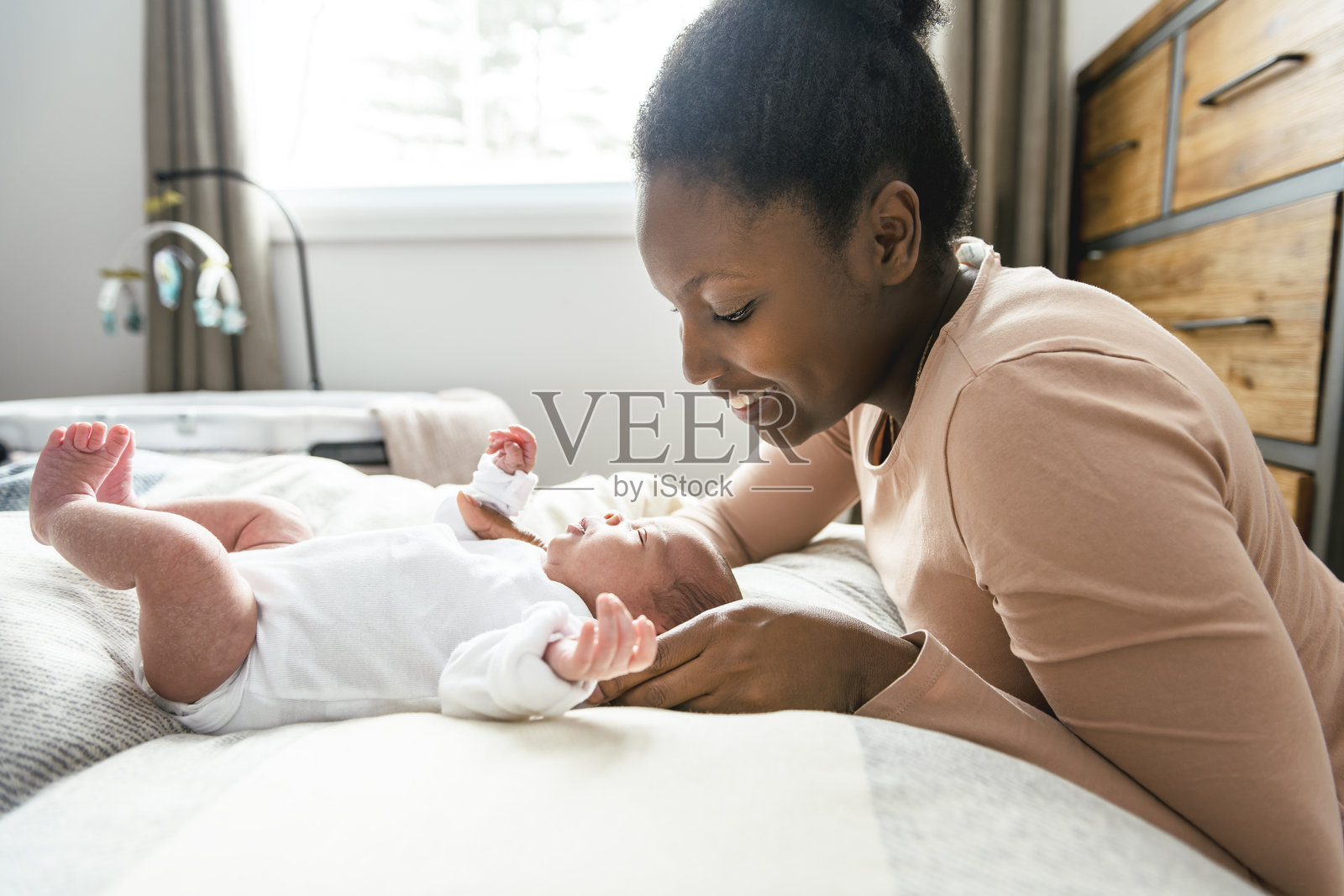 一位美丽的黑人母亲与她哺乳期婴儿的肖像照片摄影图片
