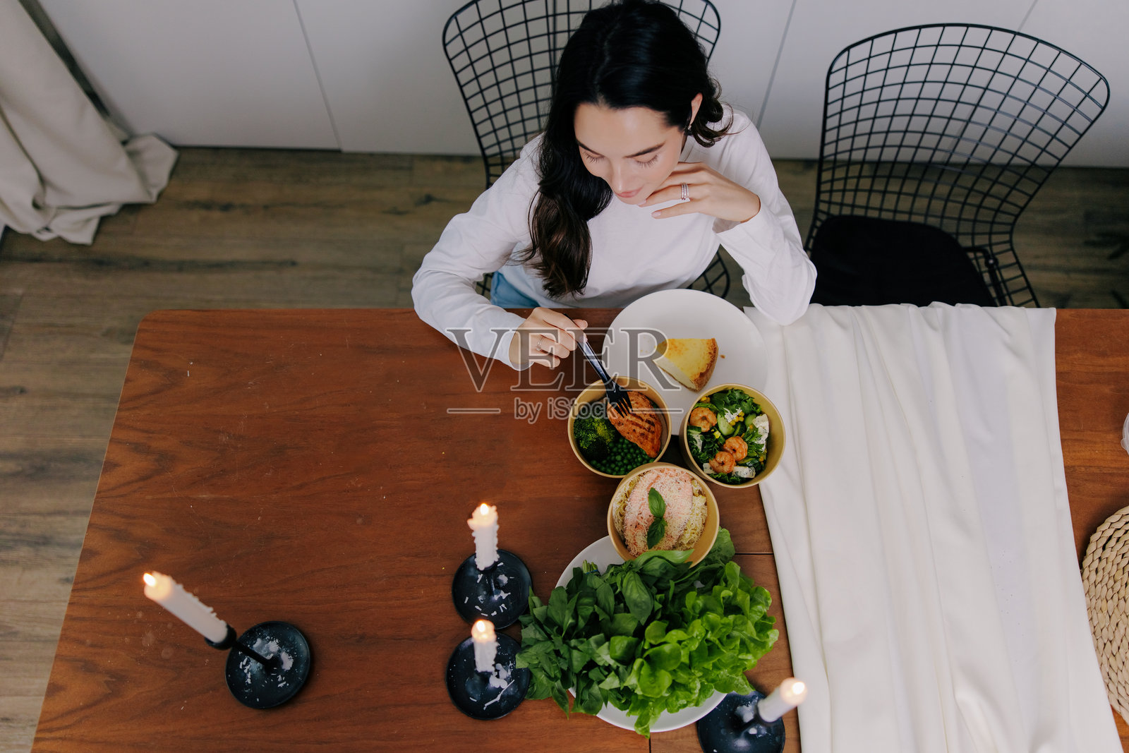 俯视女性享用健康晚餐照片摄影图片