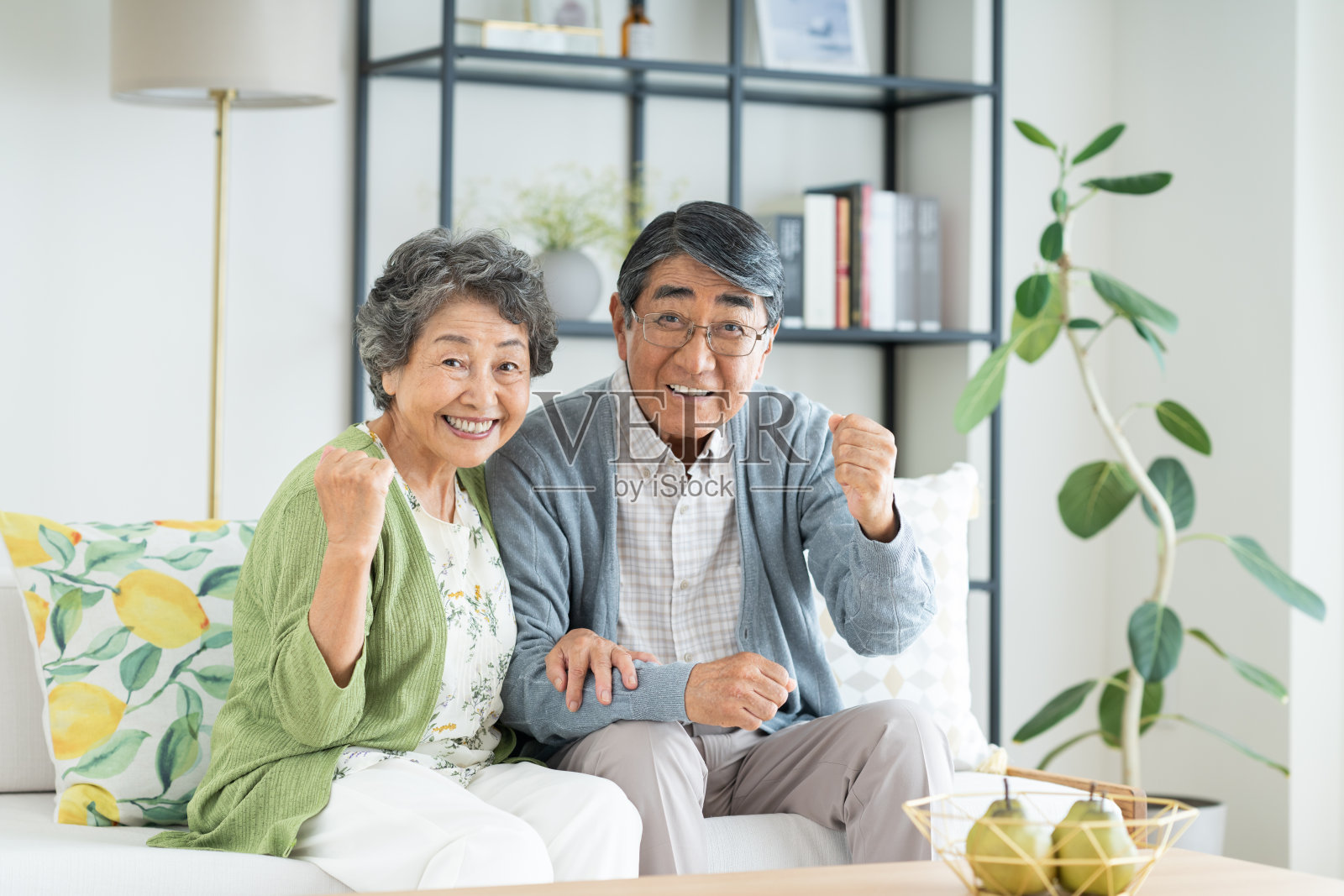 一对老年夫妇在客厅里欢庆照片摄影图片