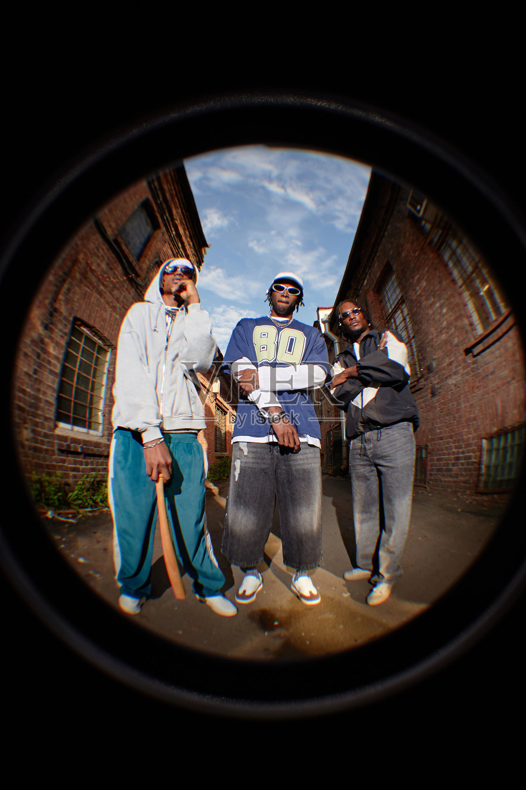 一群年轻的黑人男性在户外站立，抱臂摆姿势照片摄影图片