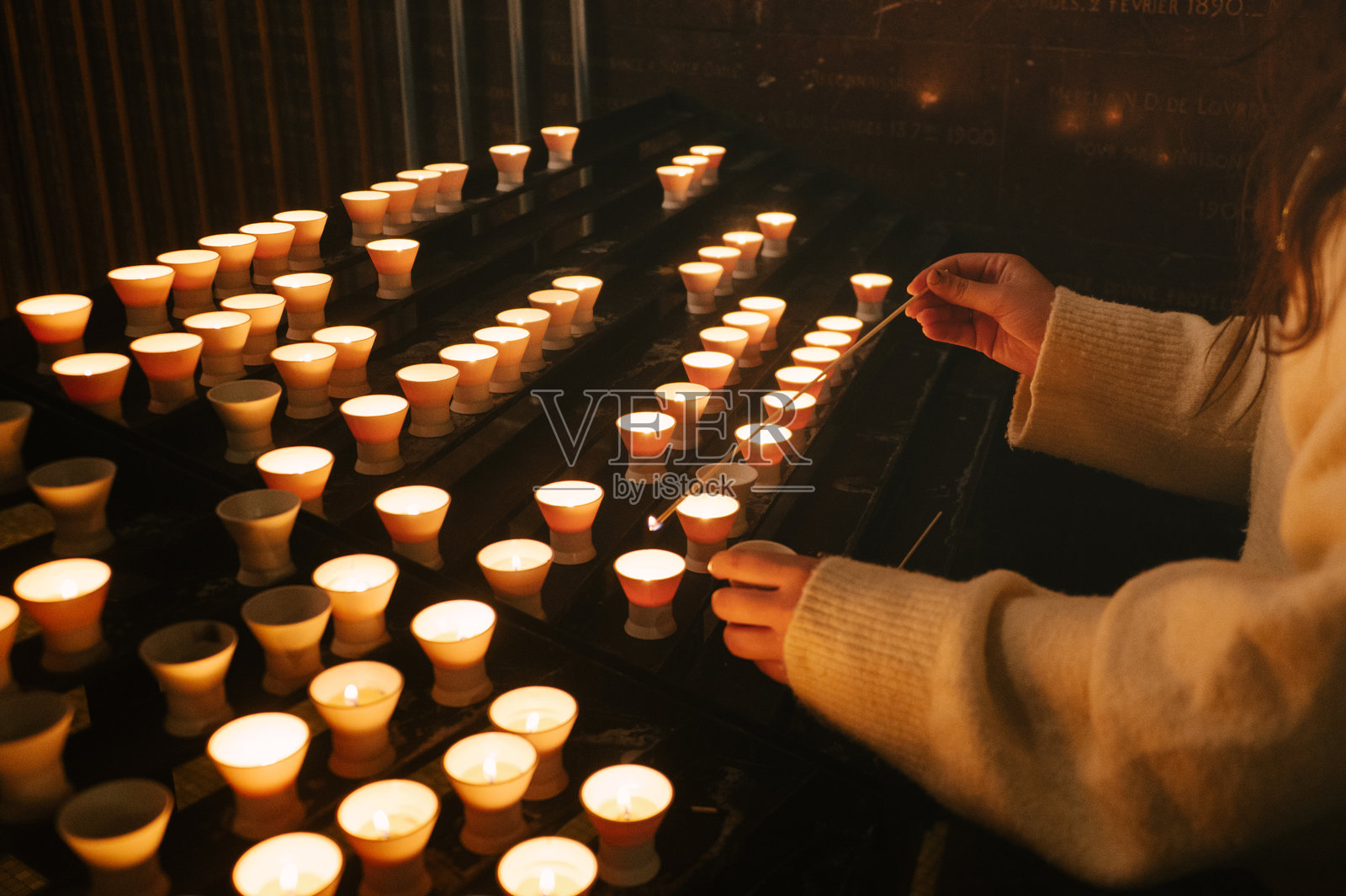 在教堂里点燃蜡烛照片摄影图片