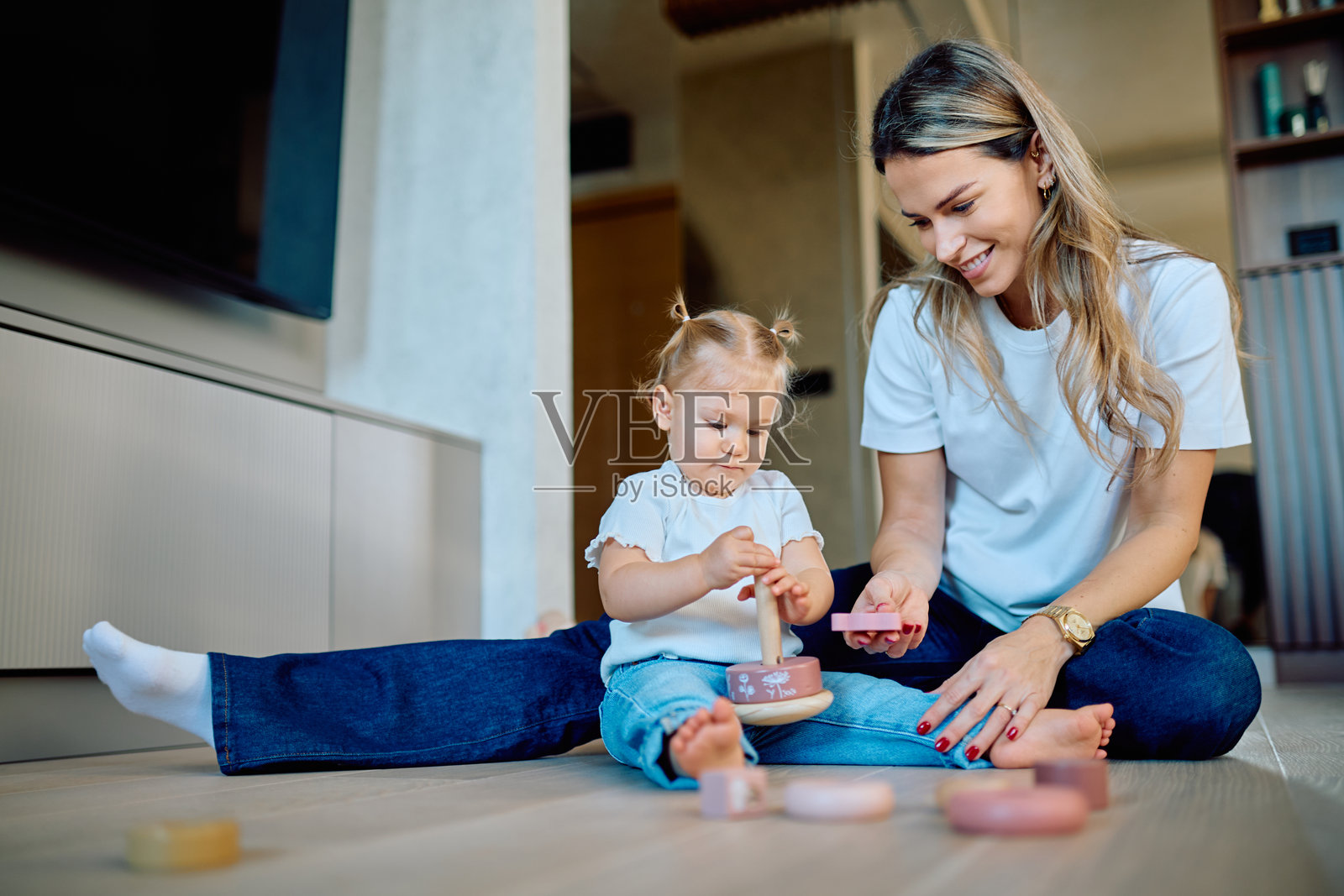 母亲和女儿一起玩玩具照片摄影图片