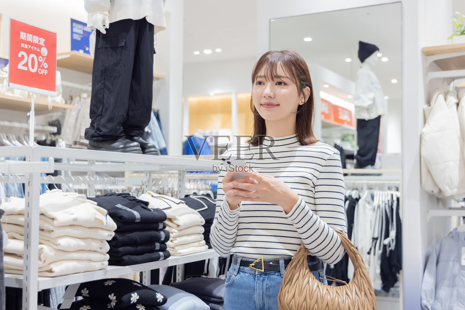 亚洲女性享受购物的乐趣照片摄影图片