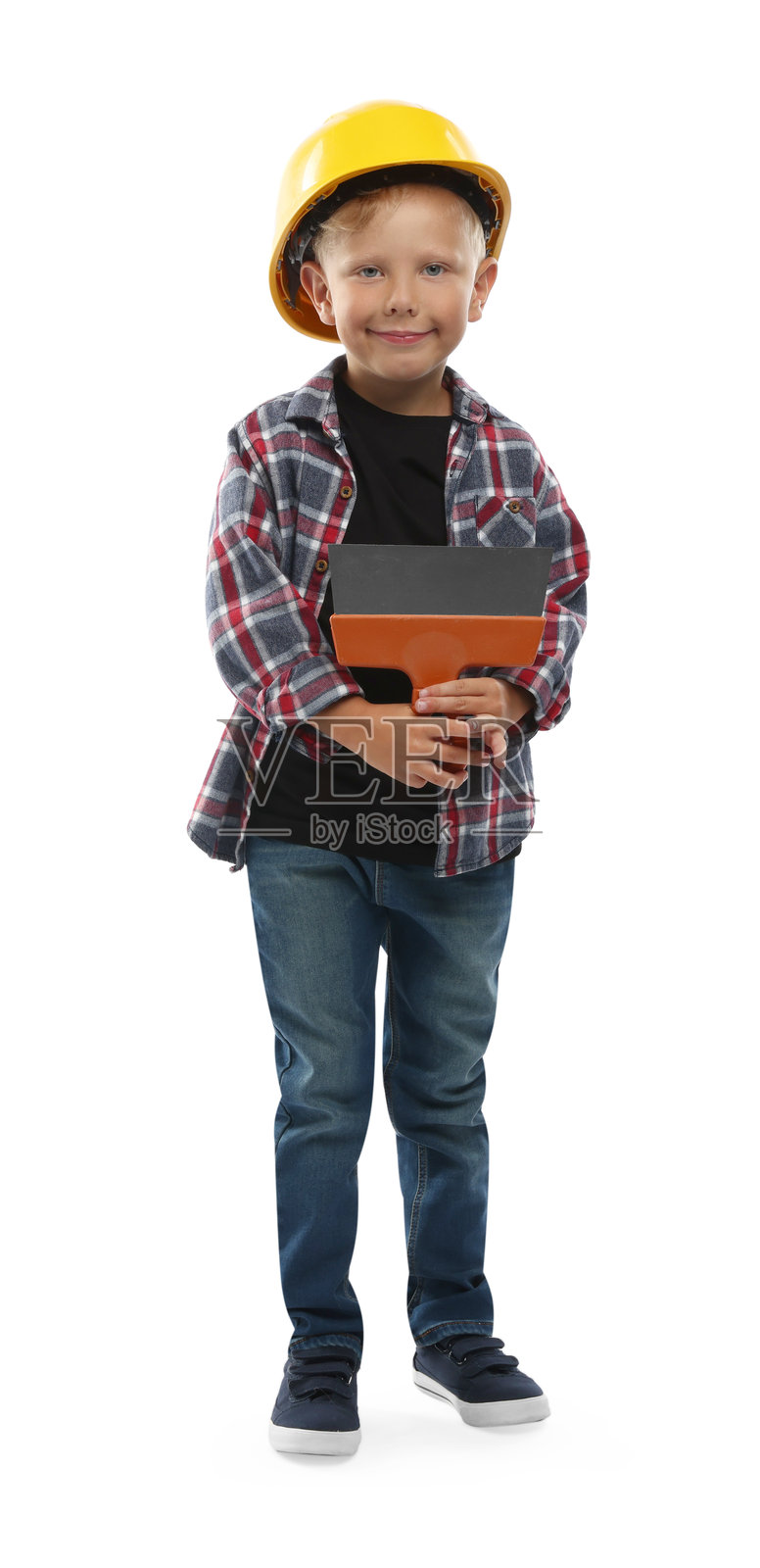 职业选择。小男孩拿着锅铲，在白色背景前假装自己是建筑工人。照片摄影图片