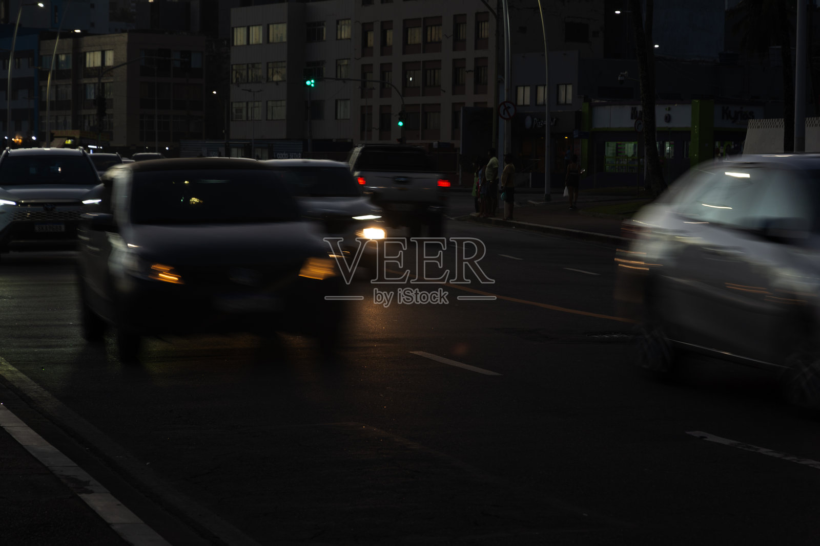 日落时分，萨尔瓦多巴伊亚大西洋大道上的行人和骑行者的夜景。照片摄影图片
