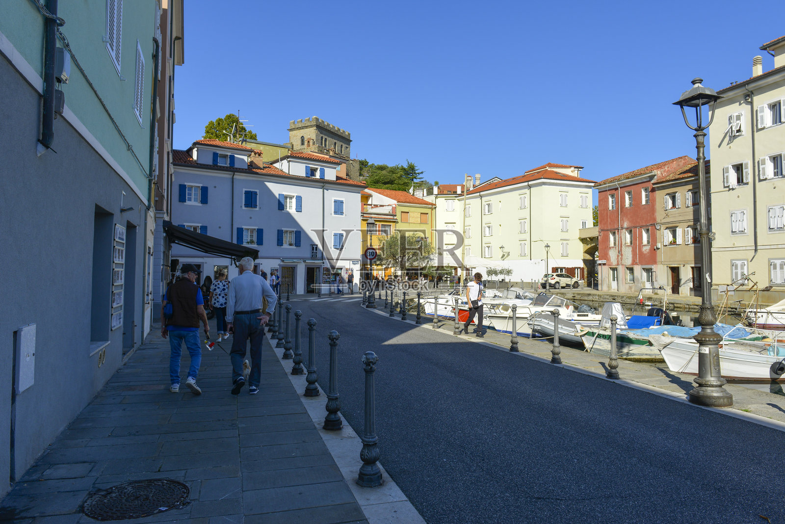 意大利穆贾，欧洲——2025年9月20日：意大利伊斯特拉半岛唯一的意大利港口穆贾镇的小海港和滨水区。照片摄影图片