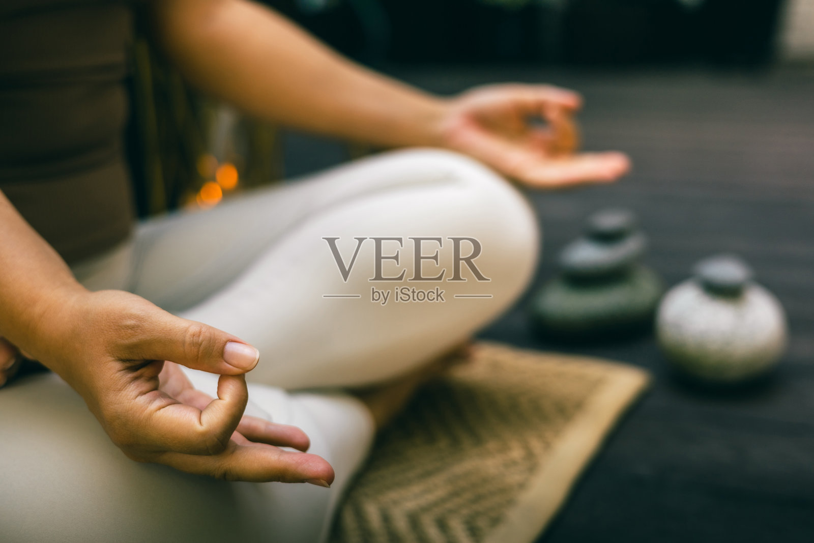 特写：女子盘腿打坐，双手放松，营造宁静氛围照片摄影图片