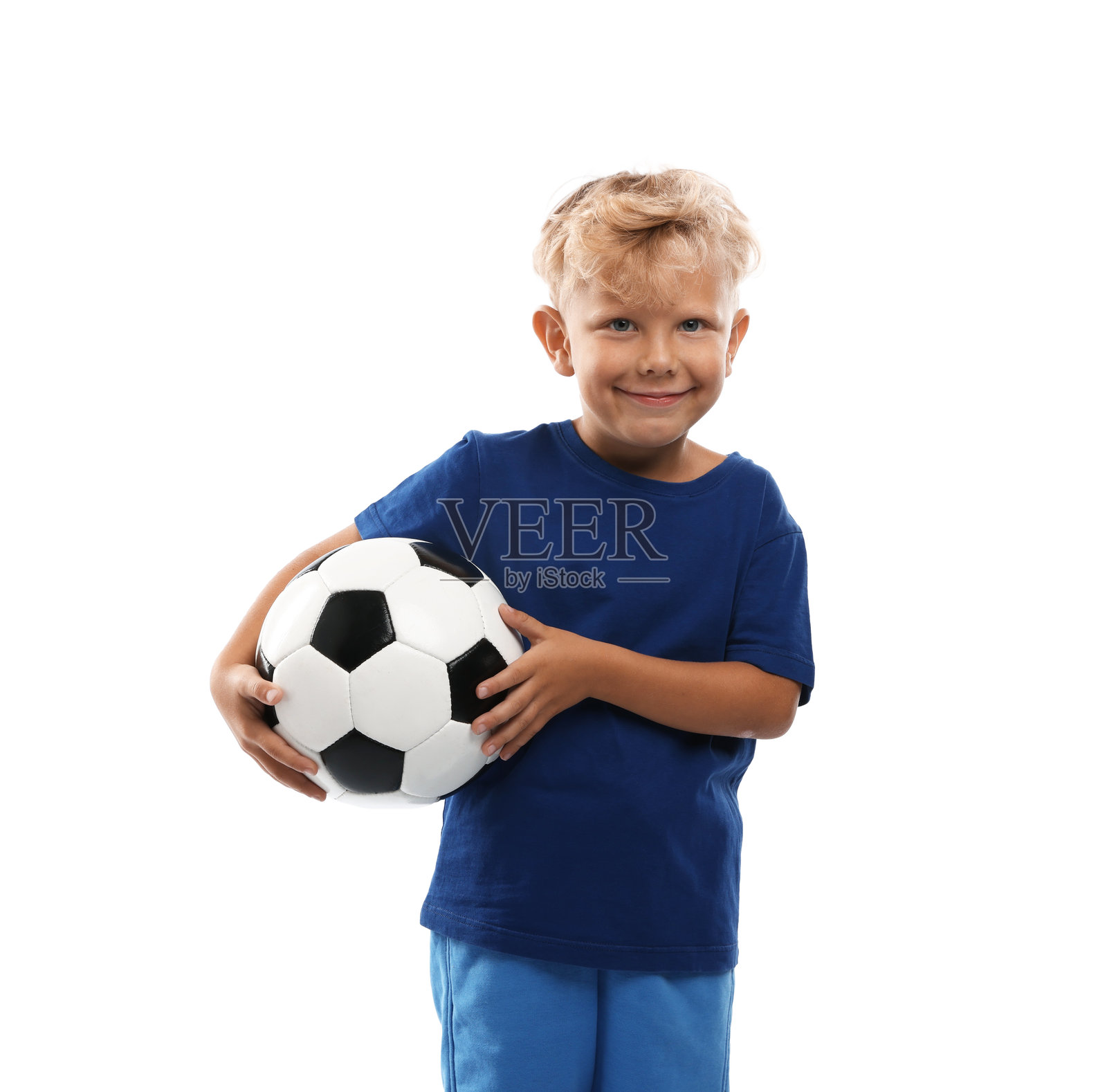 职业选择。小男孩拿着球，假装自己是足球运动员，背景为白色。照片摄影图片